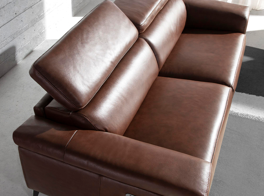 Sofá cuatro plazas piel marrón modelo Rodeo estilo industrial vintage