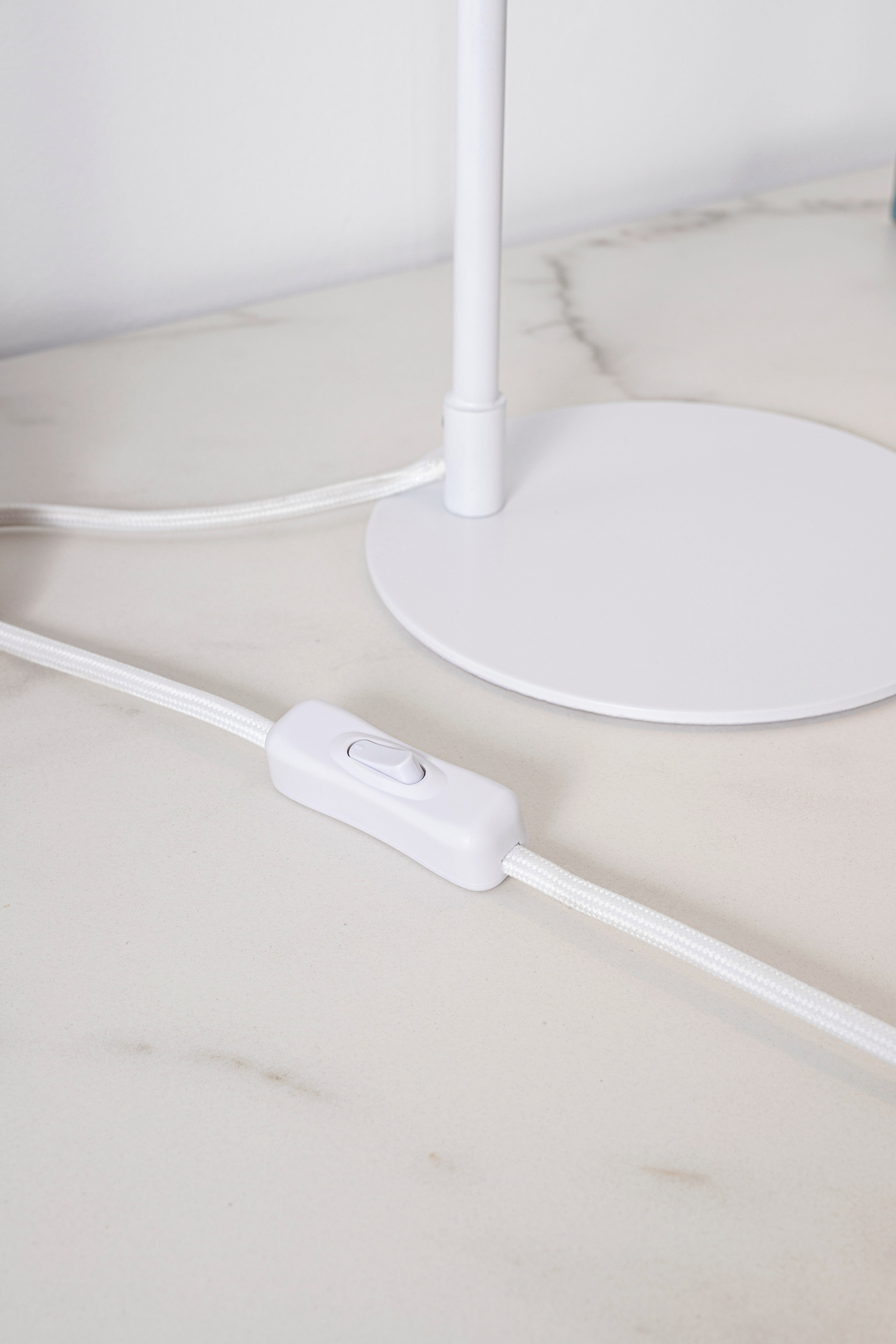 Alternative view of GDECO - LÁMPARA DE SOBREMESA DE METAL BLANCO 17*16*43 CM