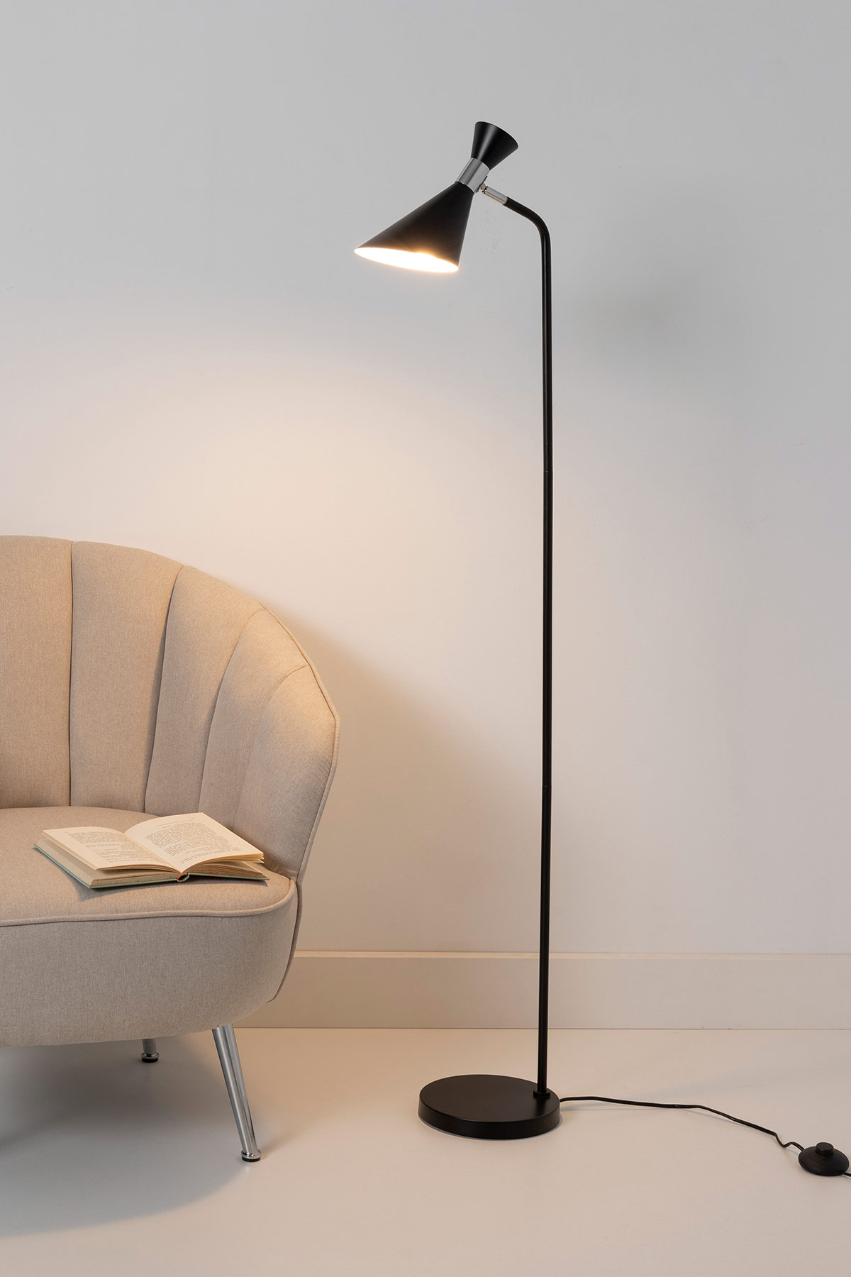 Alternative view of GDECO - LÁMPARA DE SUELO DE METAL BLANCO. 28*20,5*140 CM