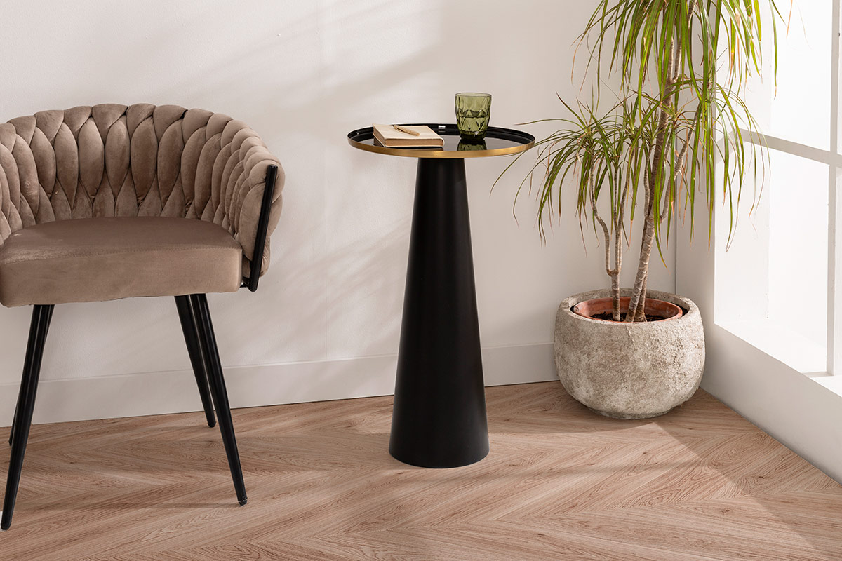 GDECO - MESA AUXILIAR 71*40*40 CM. BASE METAL ESMALTADO NEGRO CON RIBETE DORADO EN TAPA