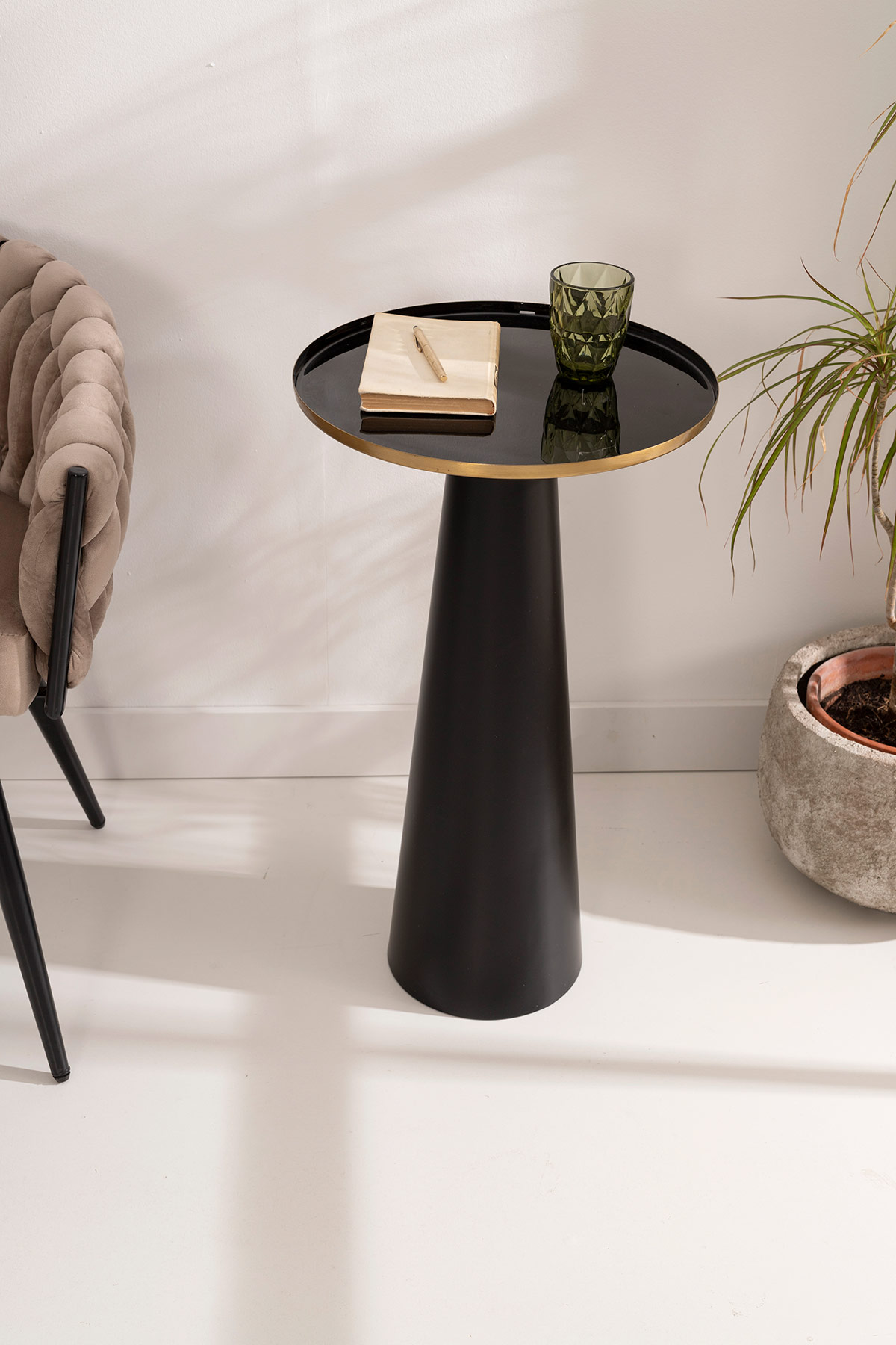 Alternative view of GDECO - MESA AUXILIAR 71*40*40 CM. BASE METAL ESMALTADO NEGRO CON RIBETE DORADO EN TAPA