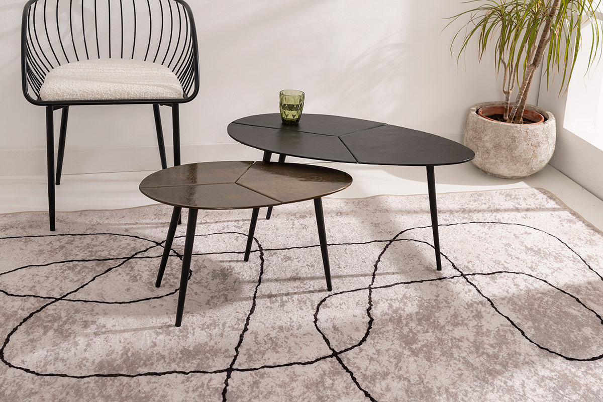 GDECO - MESA CENTRO 60*35*37 CM. METAL DORADO Y PATAS METAL NEGRO