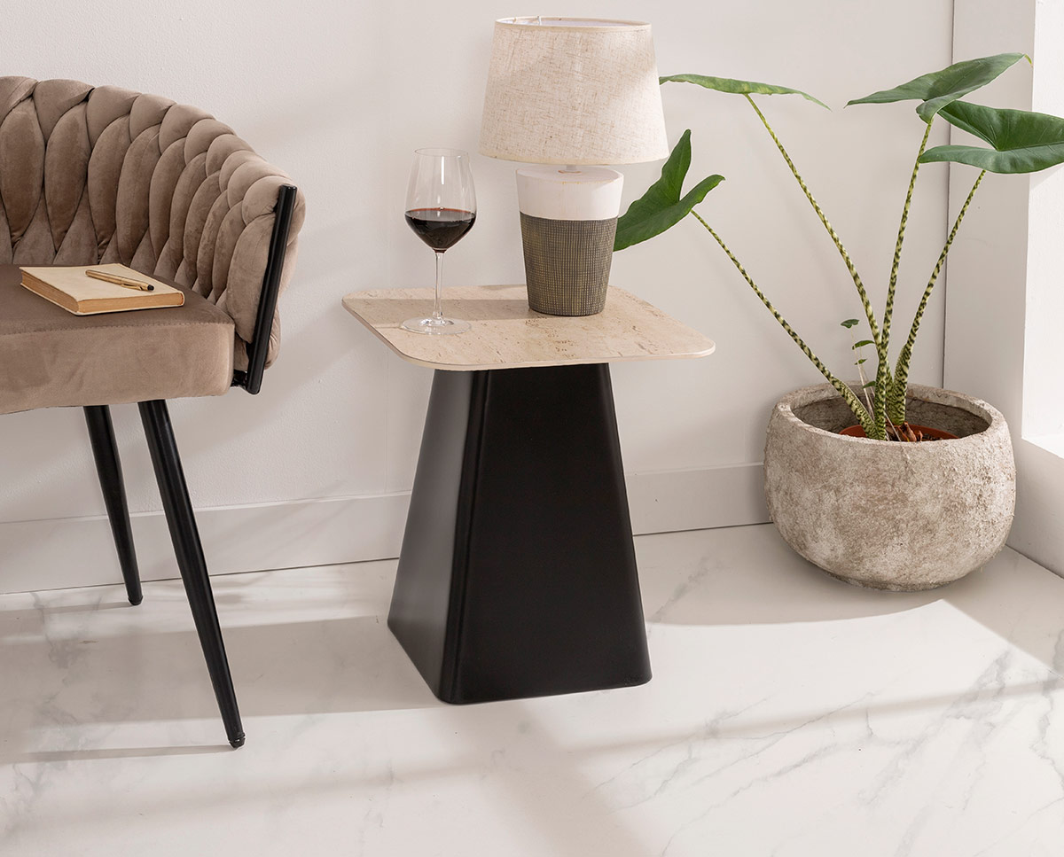 GDECO - MESA AUXILIAR 47*40*40 CM. BASE METAL NEGRO Y TAPA MARMOL TRAVERTINO
