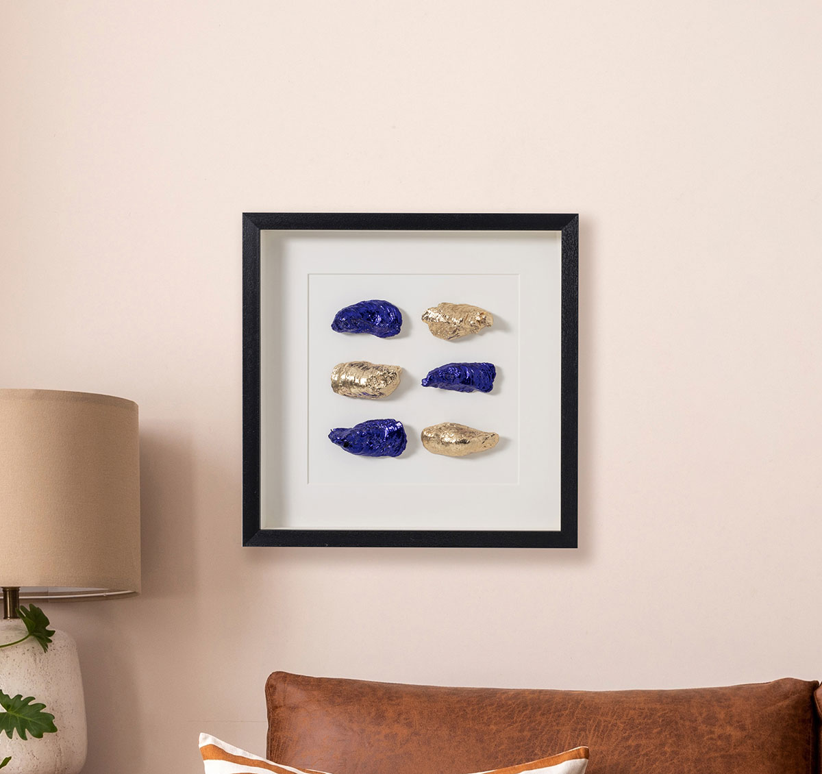 Alternative view of GDECO - CUADRO VITRINA MARCO NEGRO Y OSTRAS DORADAS Y AZUL. 50*50 CM