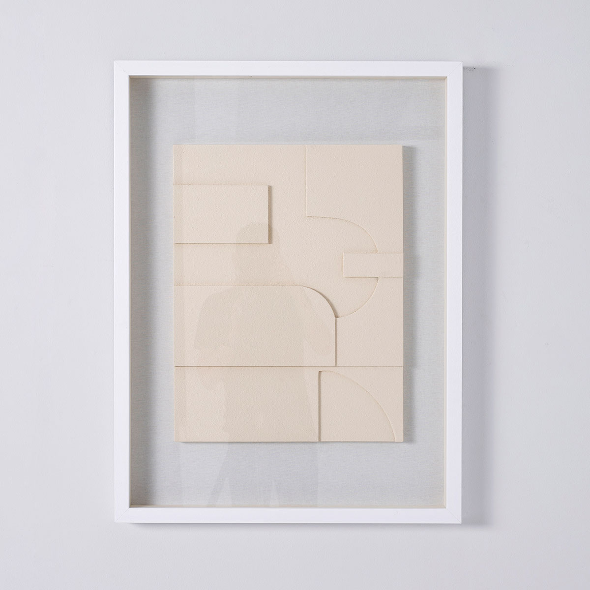 Alternative view of GDECO - CUADRO VITRINA 60*80 CM,MARCO BLANCO Y ESCULTURA MADERA TALLADA BEIGE