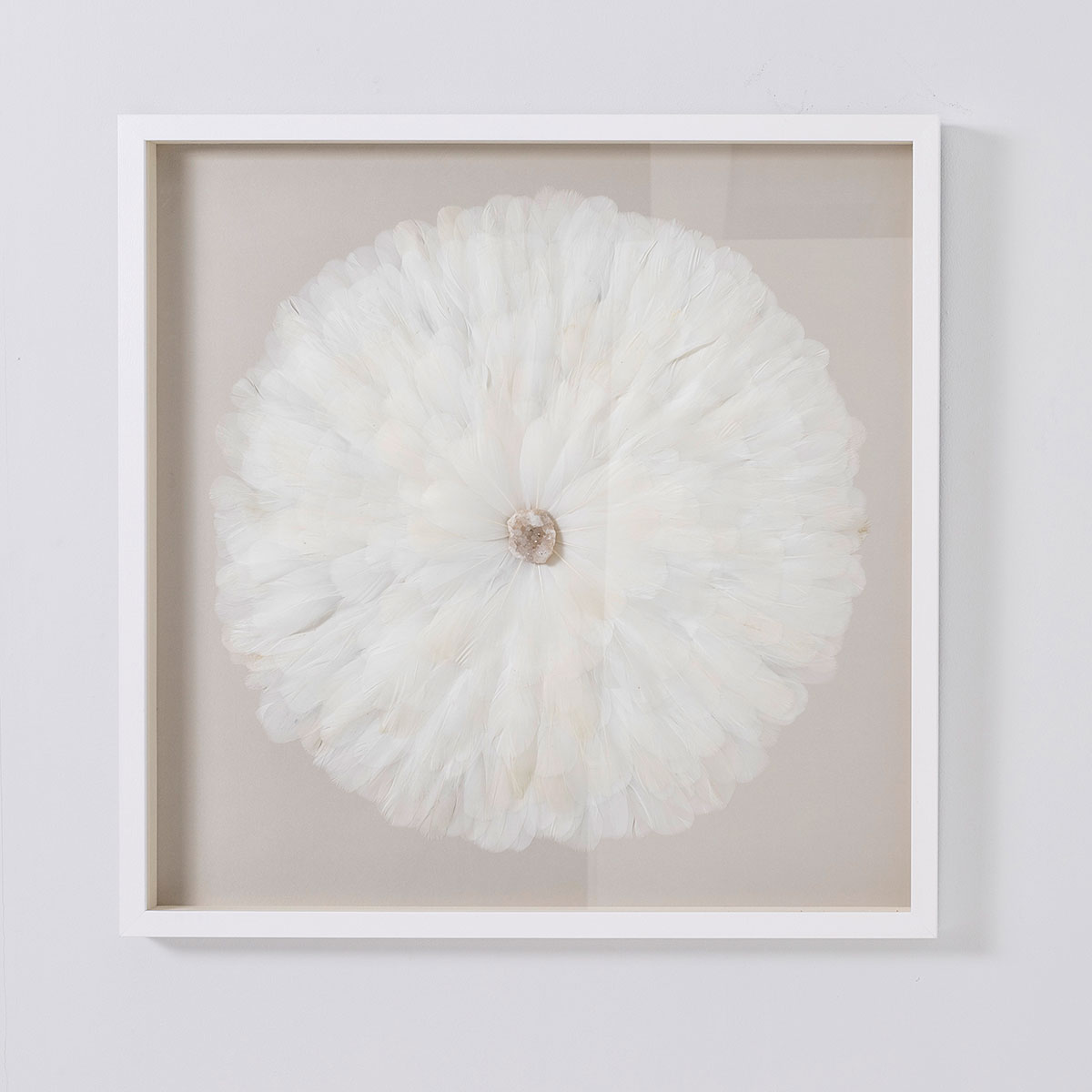 GDECO - CUADRO VITRINA 80*80 CM, MARCO BLANCO CON PLUMAS Y PIEDRA CRISTAL - Imagen 3