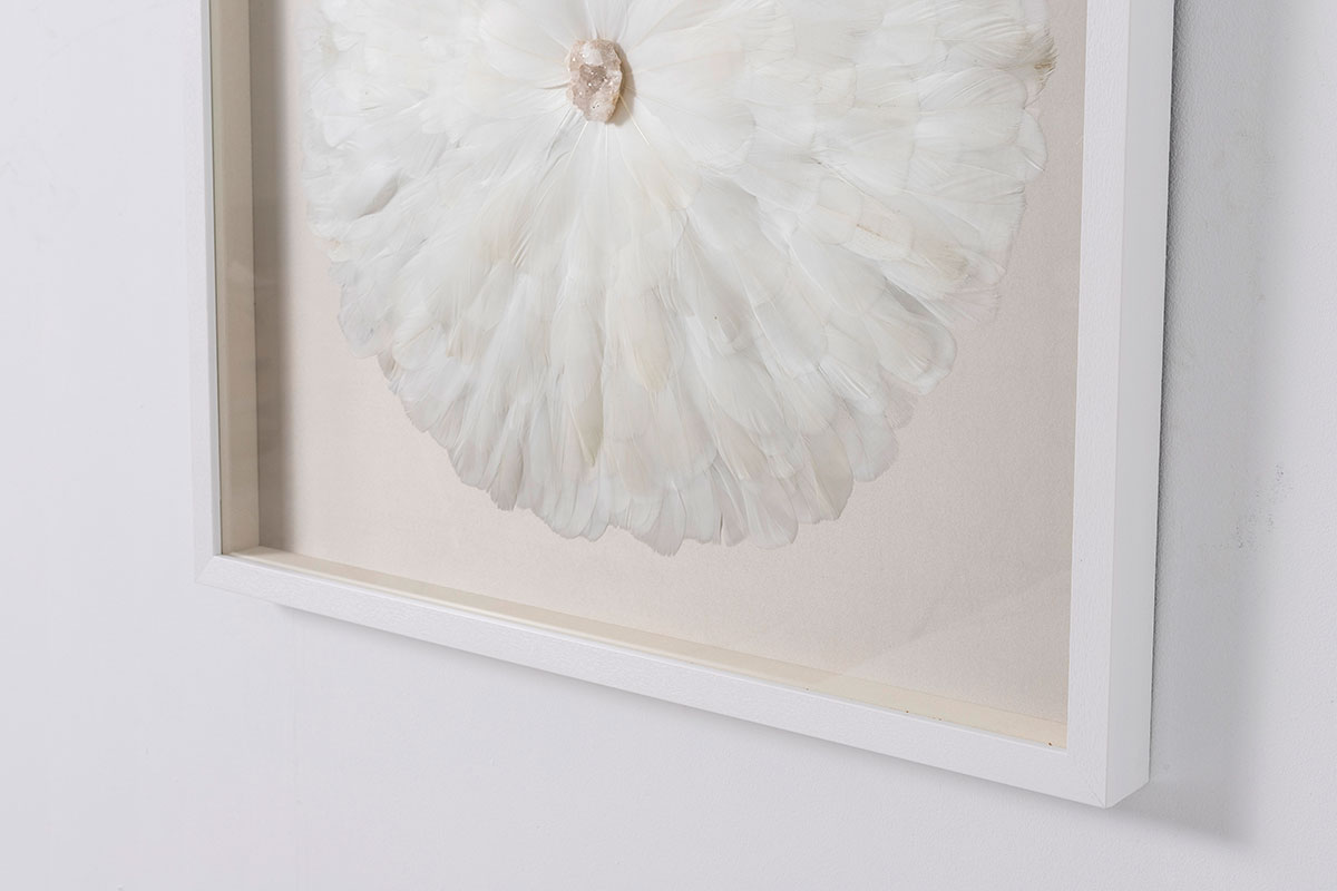 GDECO - CUADRO VITRINA 80*80 CM, MARCO BLANCO CON PLUMAS Y PIEDRA CRISTAL - Imagen 4