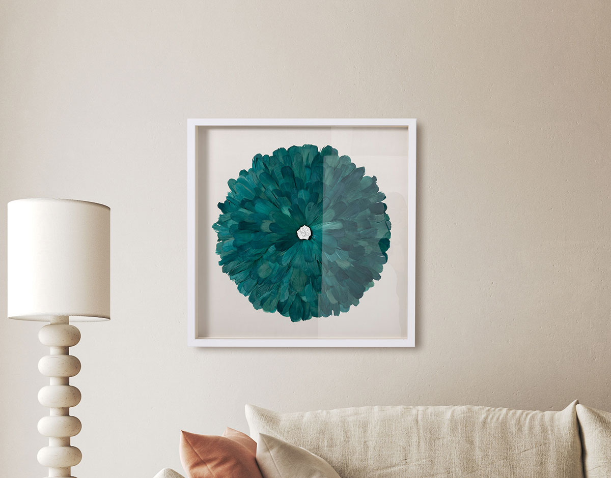 GDECO - CUADRO VITRINA 80*80 CM, MARCO BLANCO CON PLUMAS AQUA Y PIEDRA