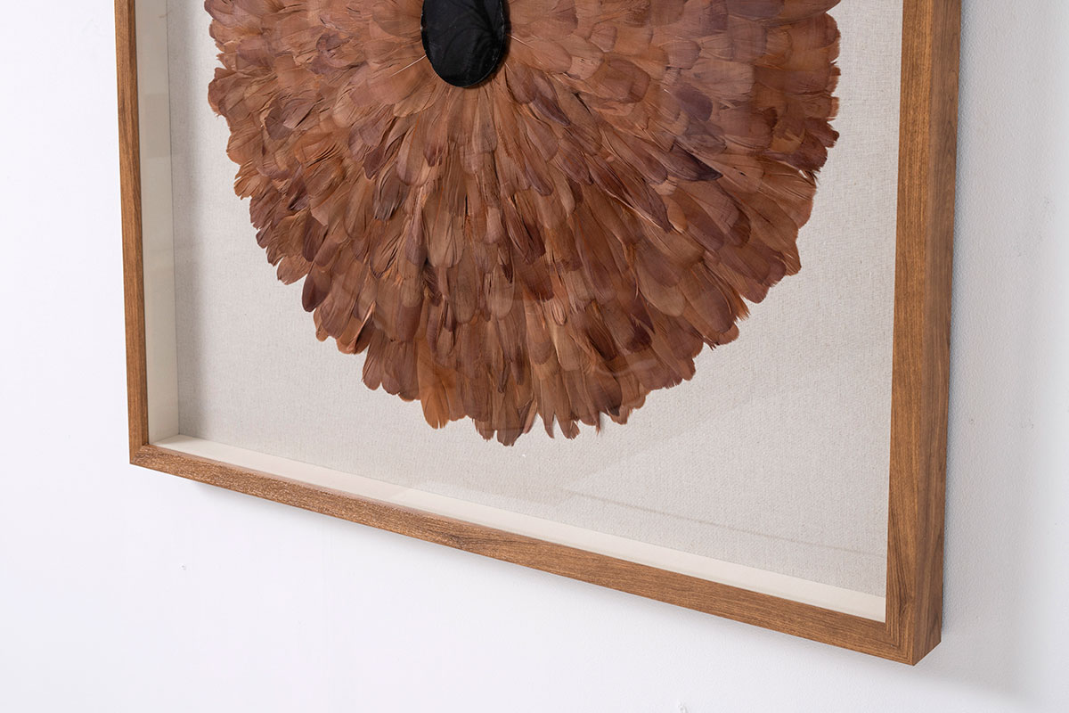 GDECO - CUADRO VITRINA 100*100 CM, MARCO ROBLE Y PLUMAS CORAL CON PIEDRA CRISTAL - Imagen 4