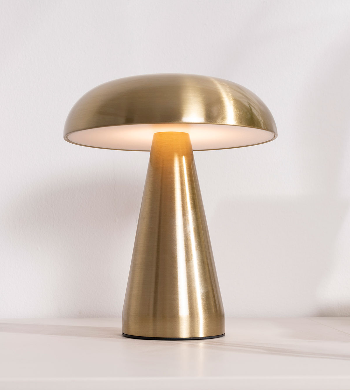 GDECO - LÁMPARA PORTATIL METAL DORADO, RECARGABLE CON CABLE USB. 21*19 CM (4 POSICIONES LUZ) - Imagen 3