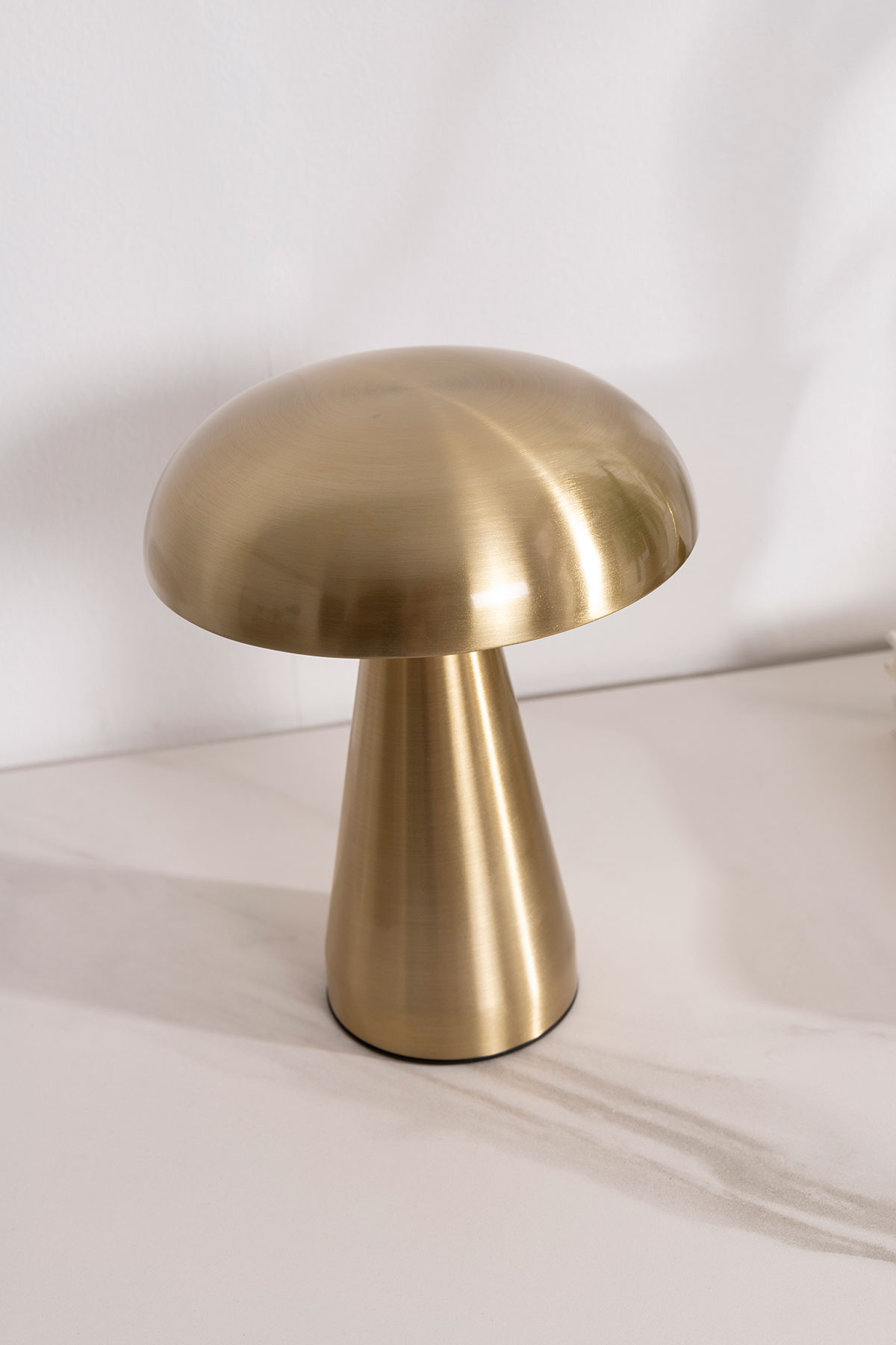 GDECO - LÁMPARA PORTATIL METAL DORADO, RECARGABLE CON CABLE USB. 21*19 CM (4 POSICIONES LUZ)