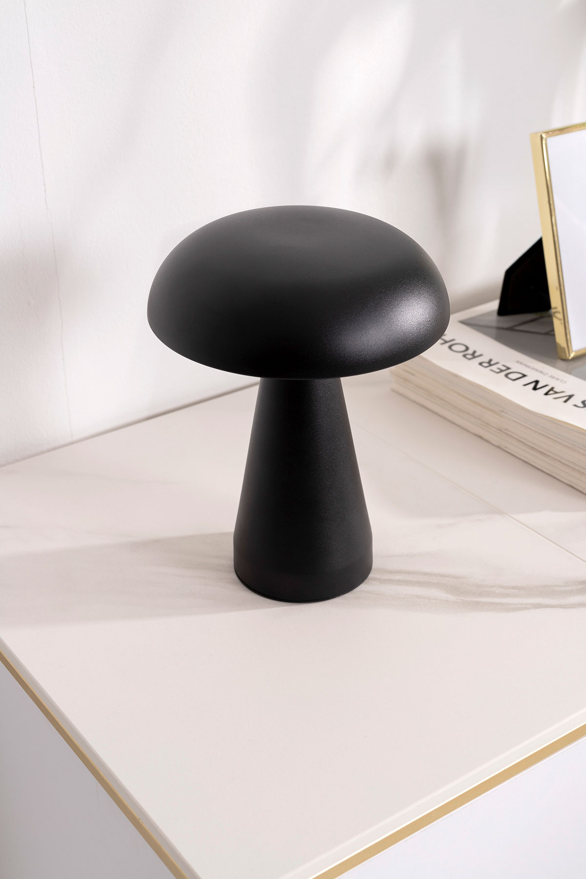 GDECO - LÁMPARA PORTATIL METAL NEGRO, RECARGABLE CON CABLE USB. 21*19 CM (4 POSICIONES LUZ)