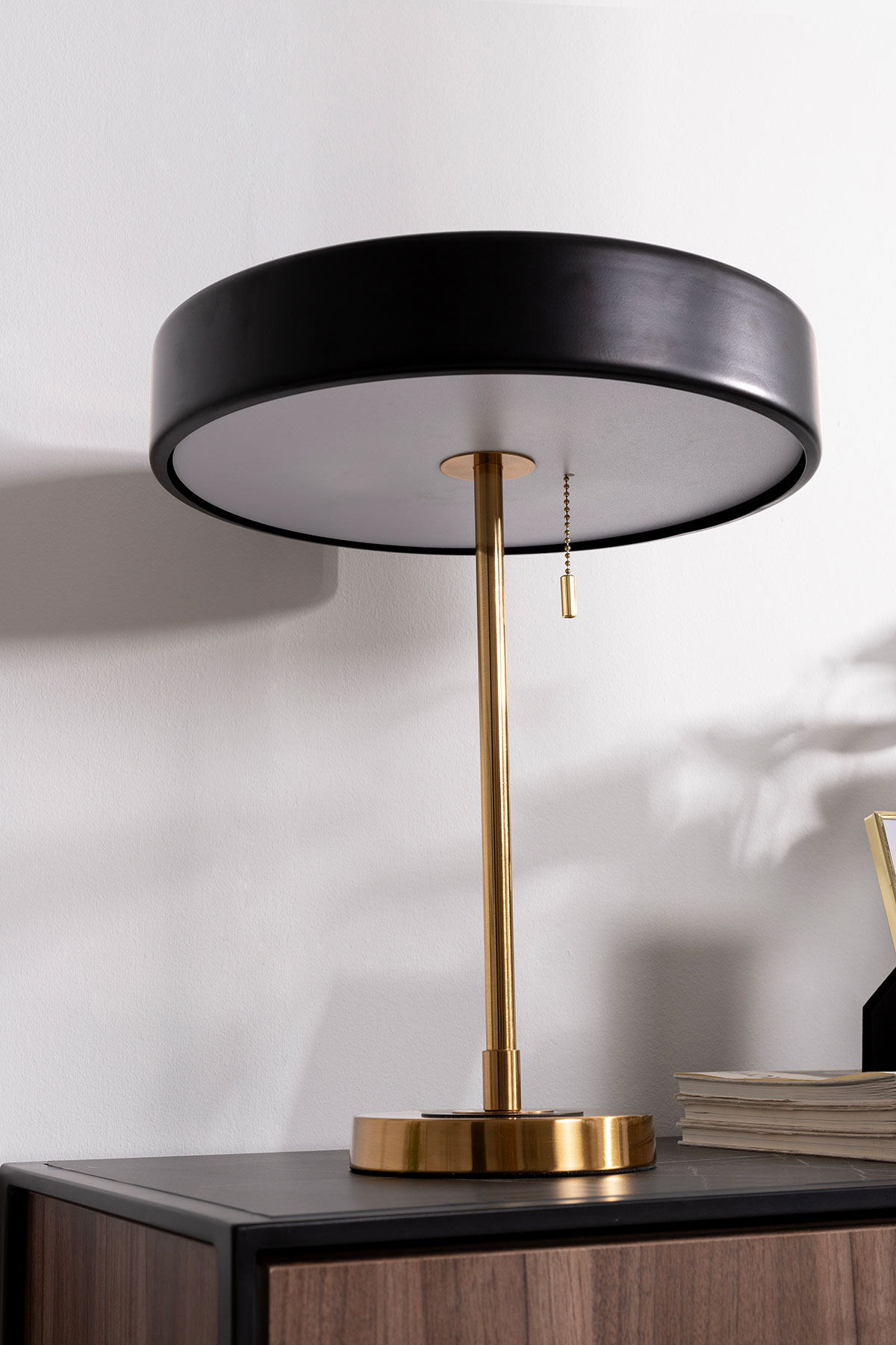 Alternative view of GDECO - LÁMPARA ESCRITORIO 42*35 CM, PANTALLA NEGRO MATE, PIE DORADO