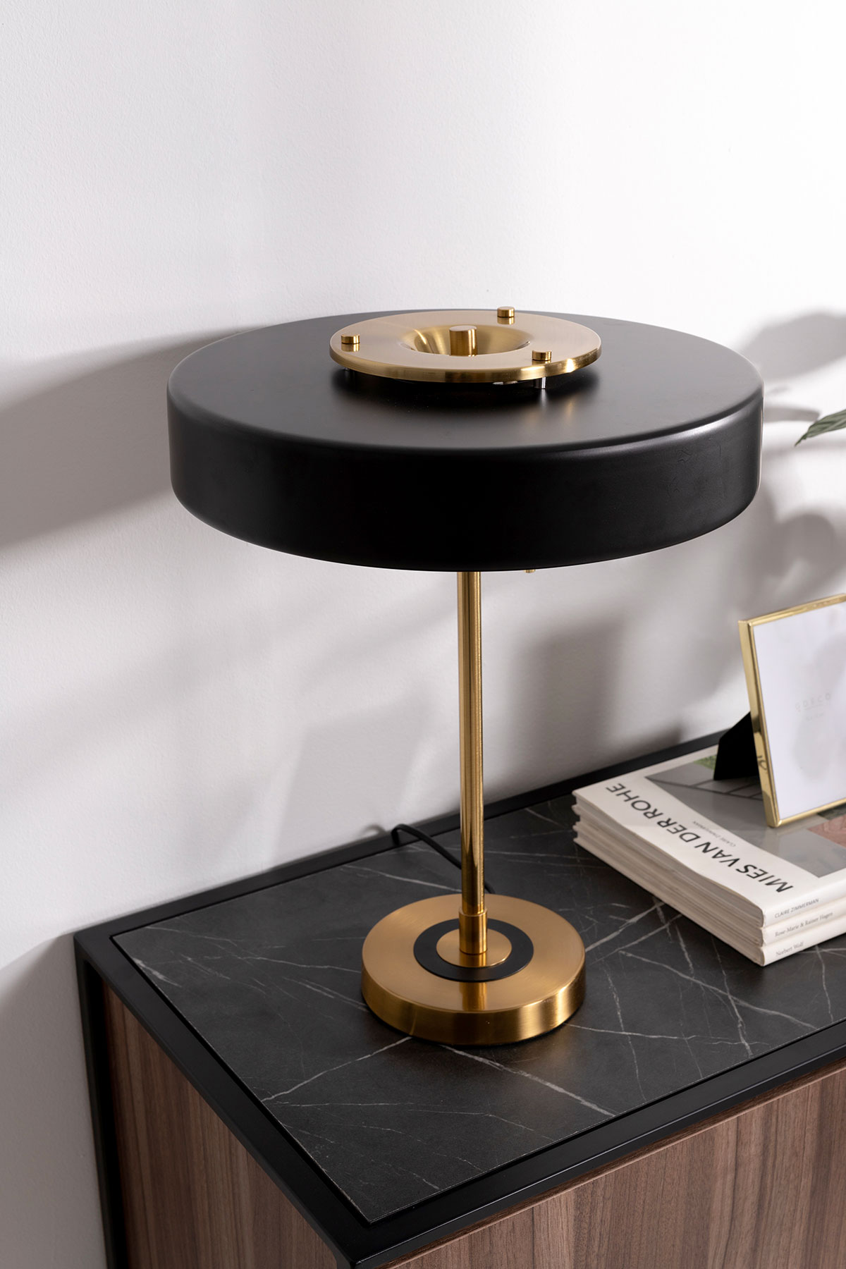 GDECO - LÁMPARA ESCRITORIO 42*35 CM, PANTALLA NEGRO MATE, PIE DORADO