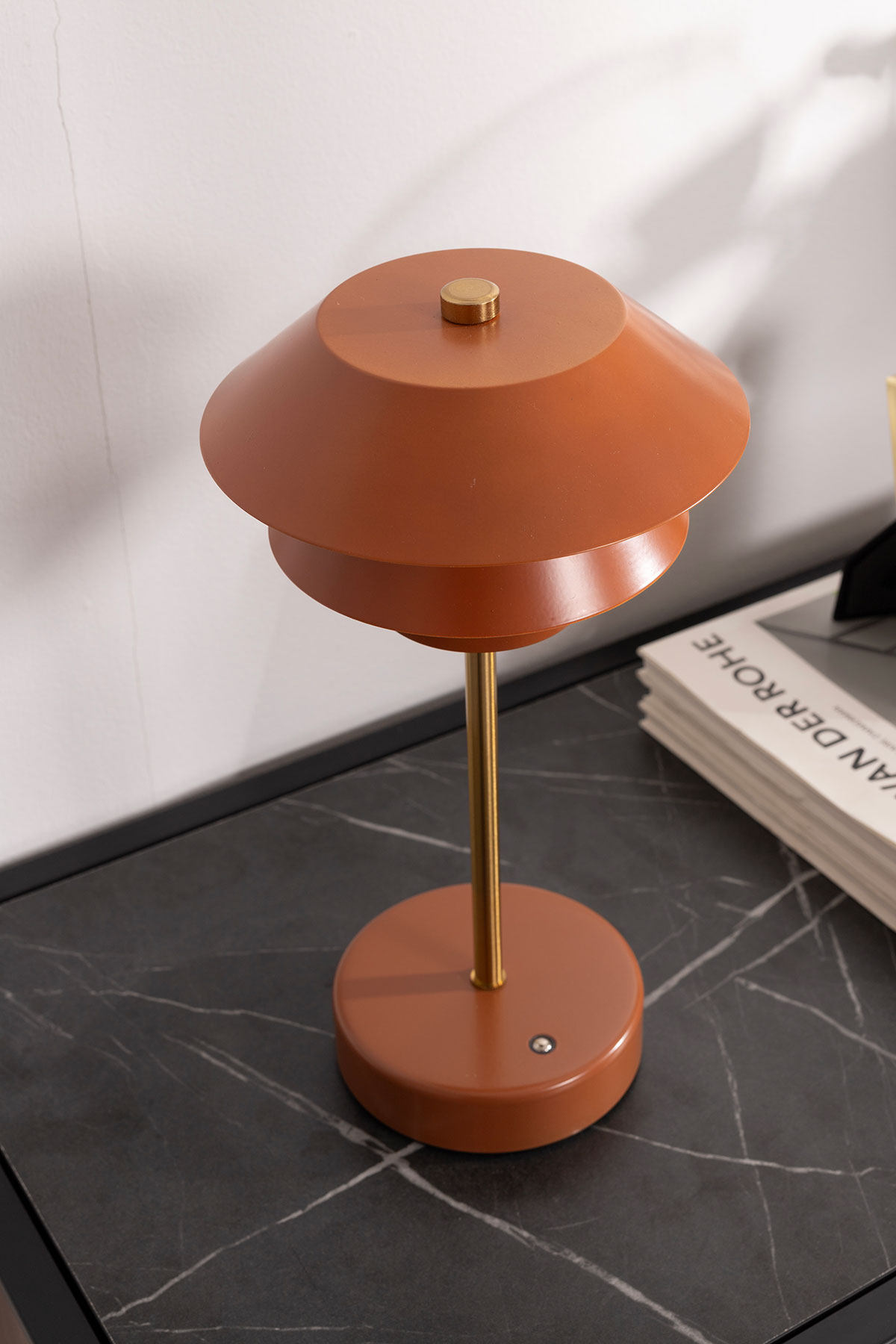 Alternative view of GDECO - LÁMPARA PORTATIL POUL CORAL Y DORADO. 31*17 CM