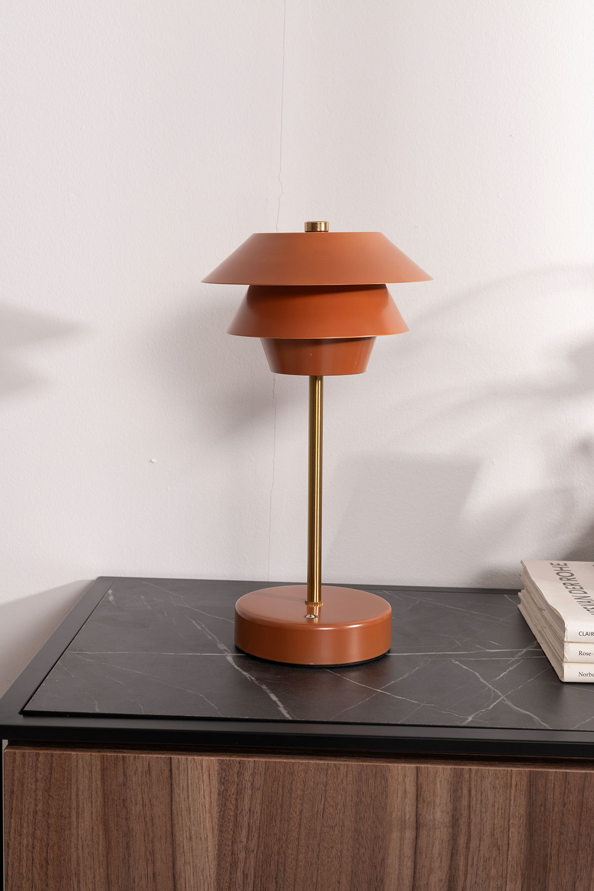 GDECO - LÁMPARA PORTATIL POUL CORAL Y DORADO. 31*17 CM