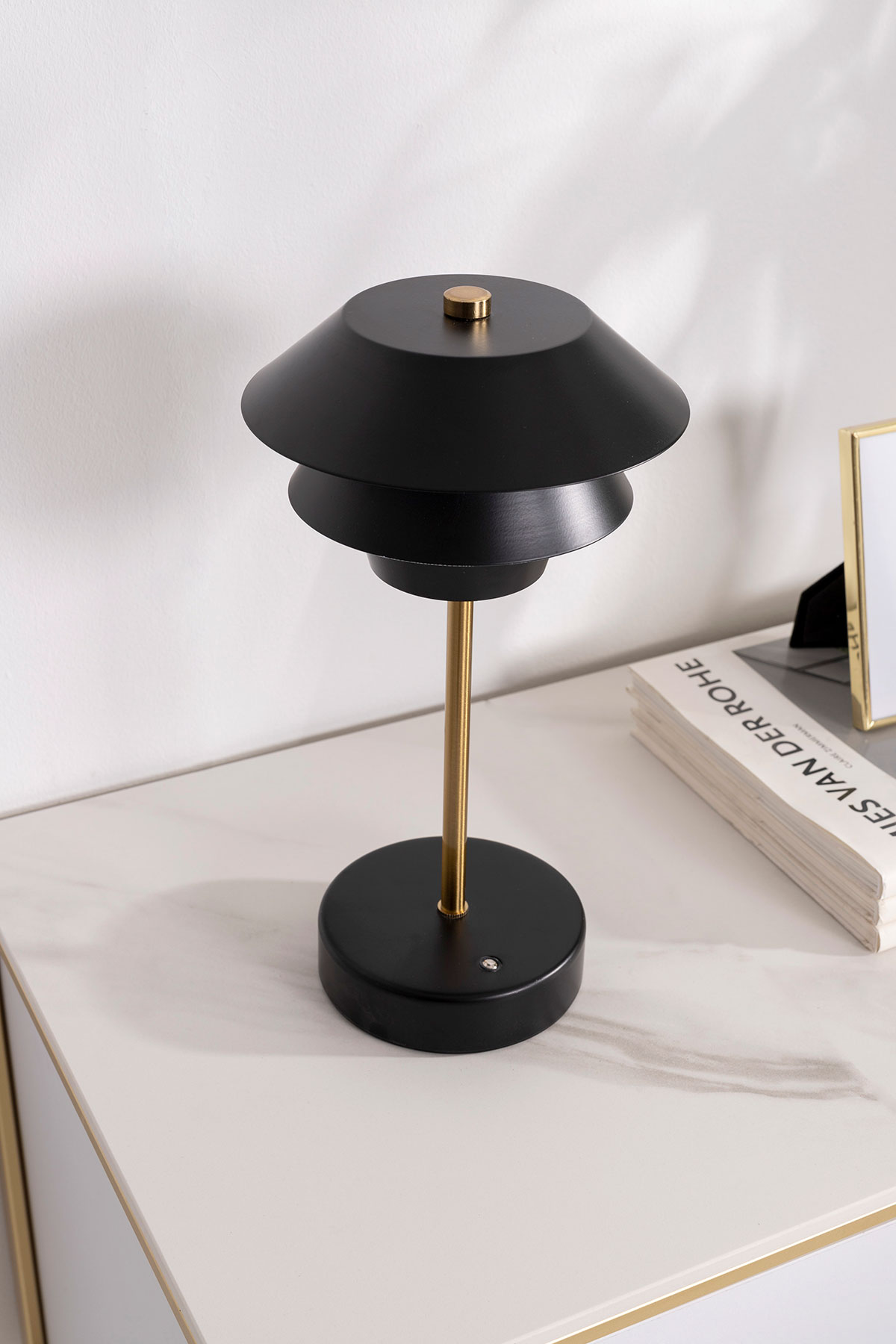 Alternative view of GDECO - LÁMPARA PORTATIL POUL NEGRO Y DORADO. 31*17 CM