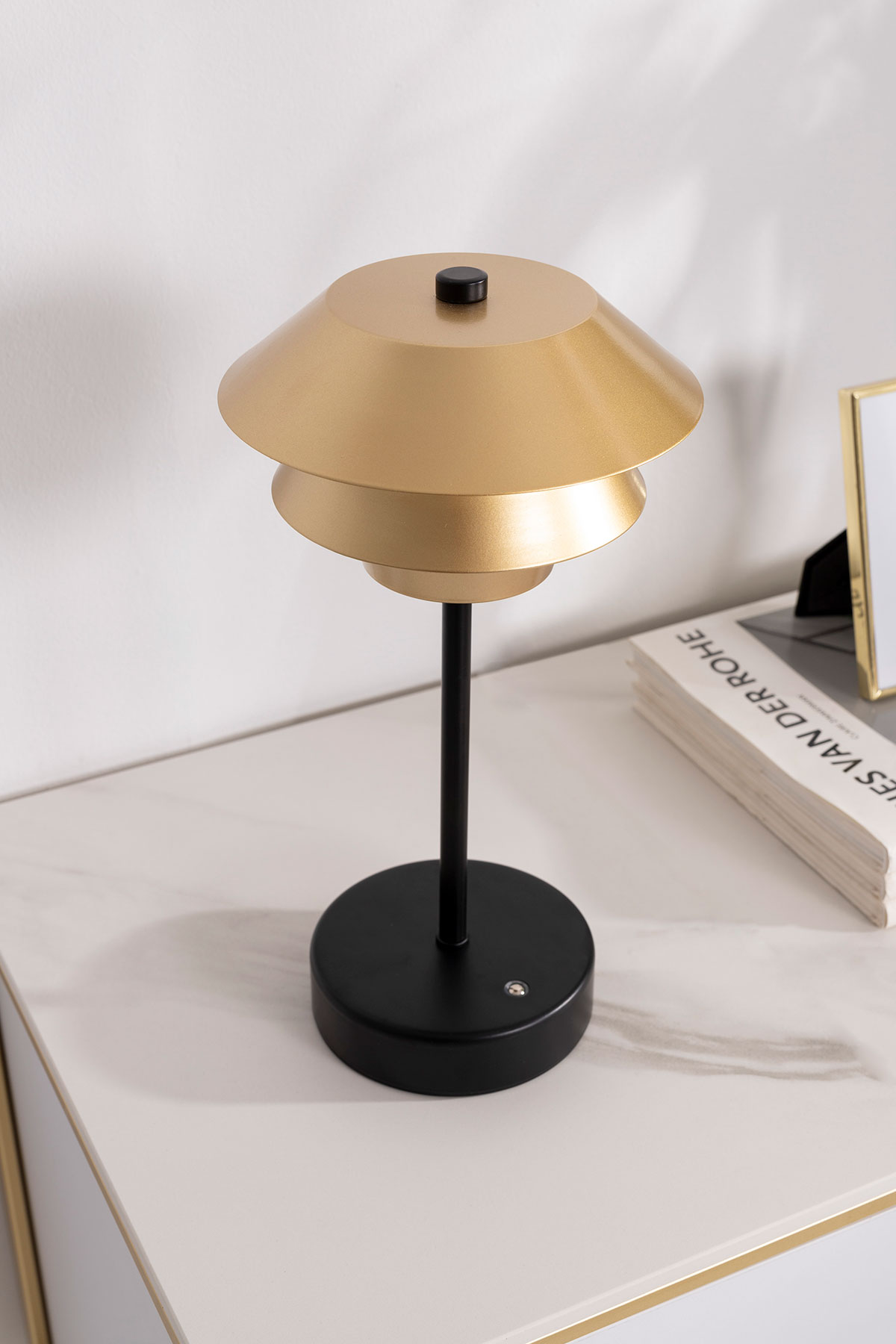Alternative view of GDECO - LÁMPARA PORTATIL POUL DORADO Y NEGRO. 31*17 CM