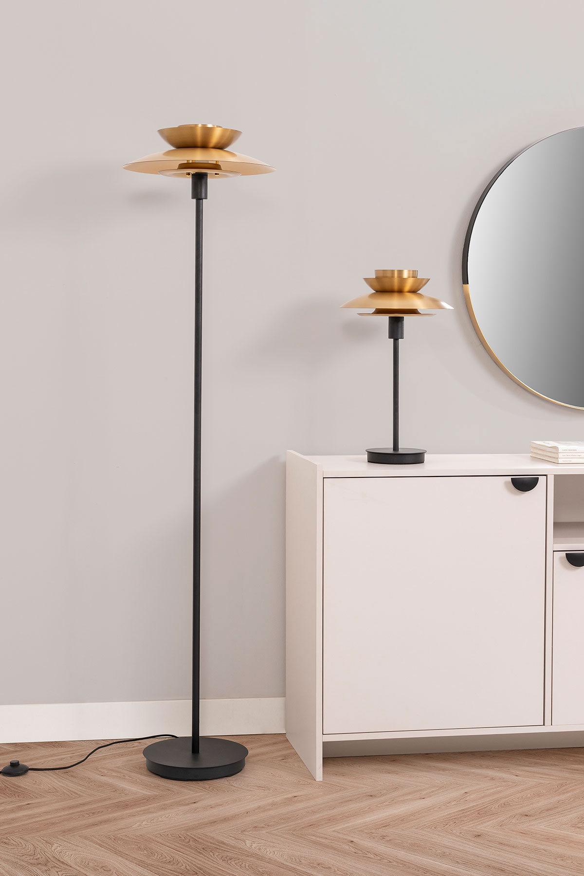 GDECO - LÁMPARA SOBREMESA DINA. BASE NEGRO, PANTALLA DORADA. - Imagen 4