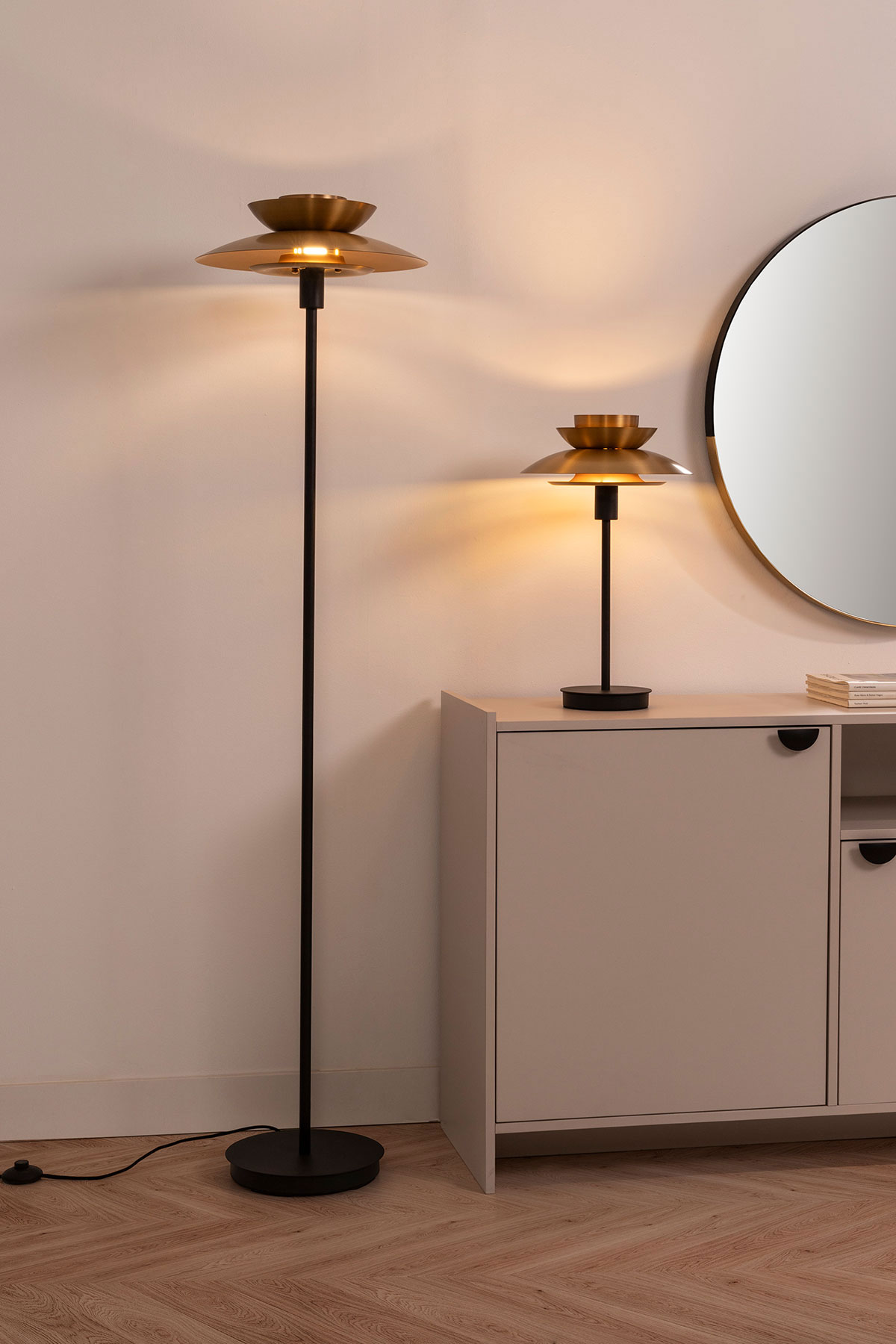 GDECO - LÁMPARA SOBREMESA DINA. BASE NEGRO, PANTALLA DORADA. - Imagen 3