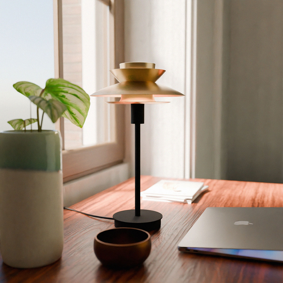 GDECO - LÁMPARA SOBREMESA DINA. BASE NEGRO, PANTALLA DORADA.