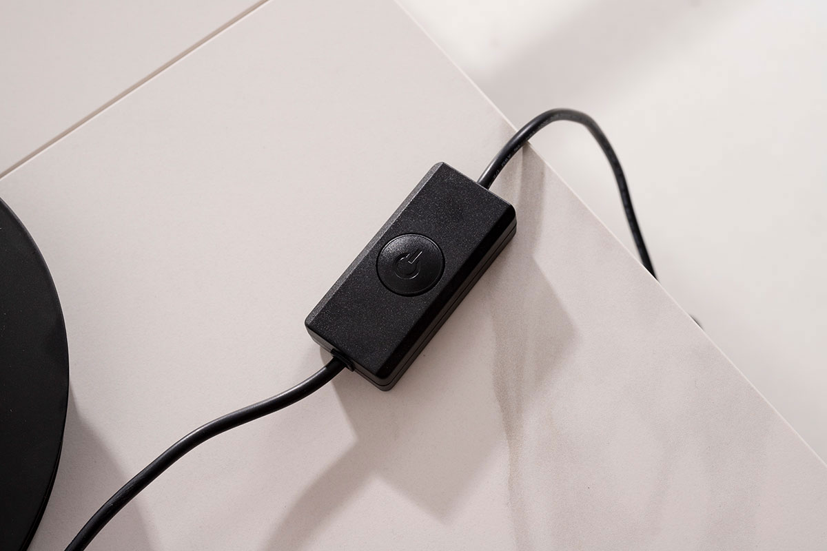 GDECO - LÁMPARA SOBREMESA BOHEME. CRISTAL TALLADO BLANCO MATE Y BASE NEGRA - Imagen 4