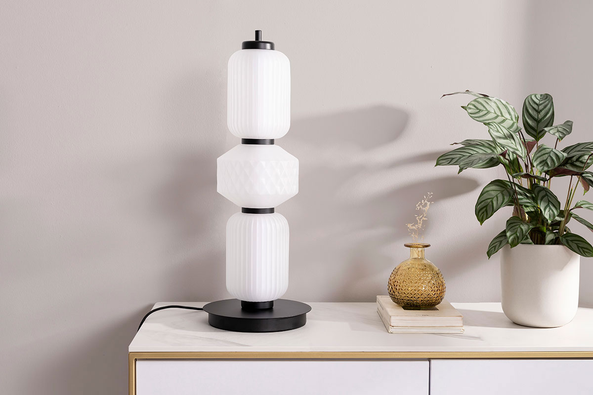 GDECO - LÁMPARA SOBREMESA BOHEME. CRISTAL TALLADO BLANCO MATE Y BASE NEGRA