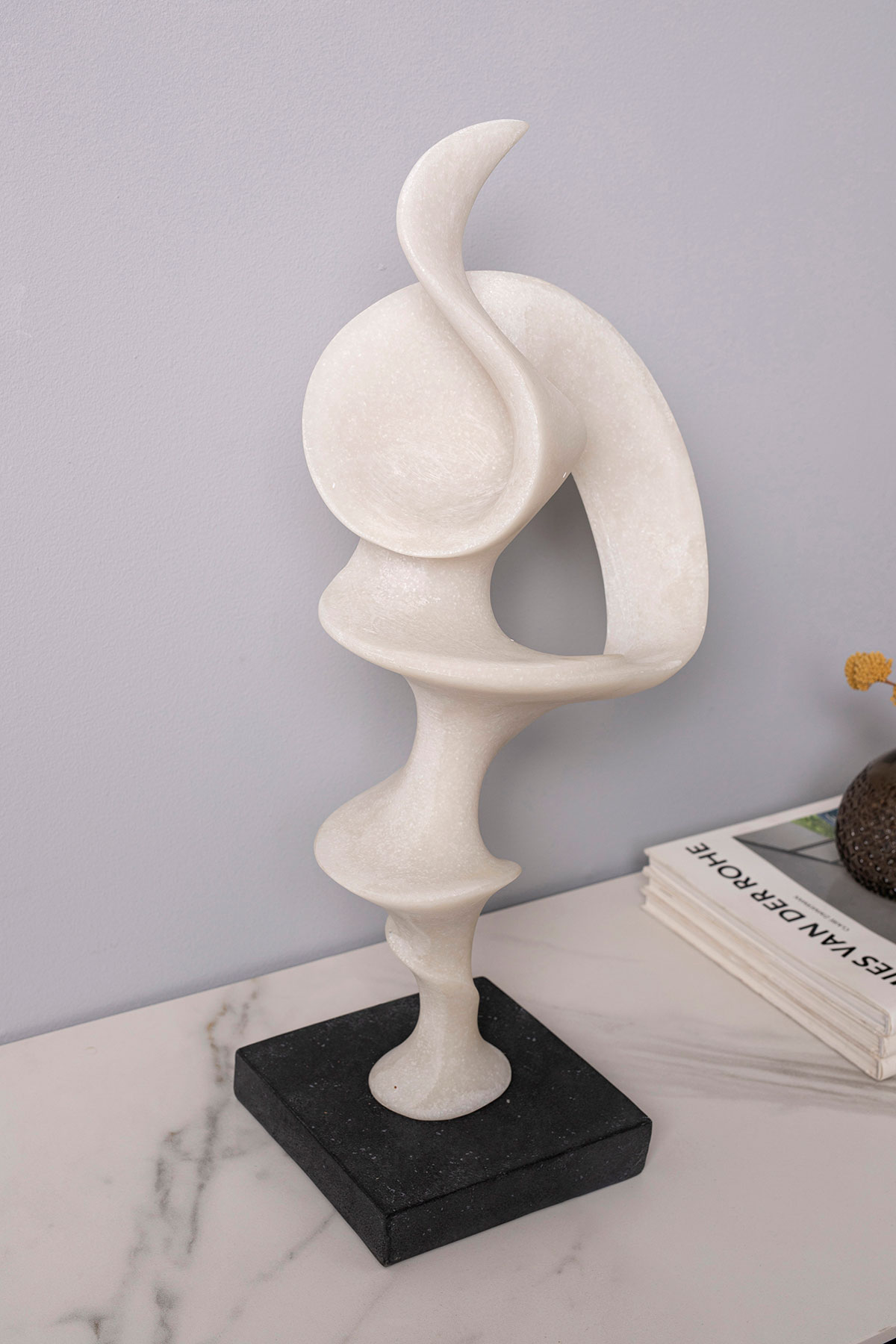 Alternative view of GDECO - Escultura polyresina efecto piedra blanca, base negro. 22x52x16cm