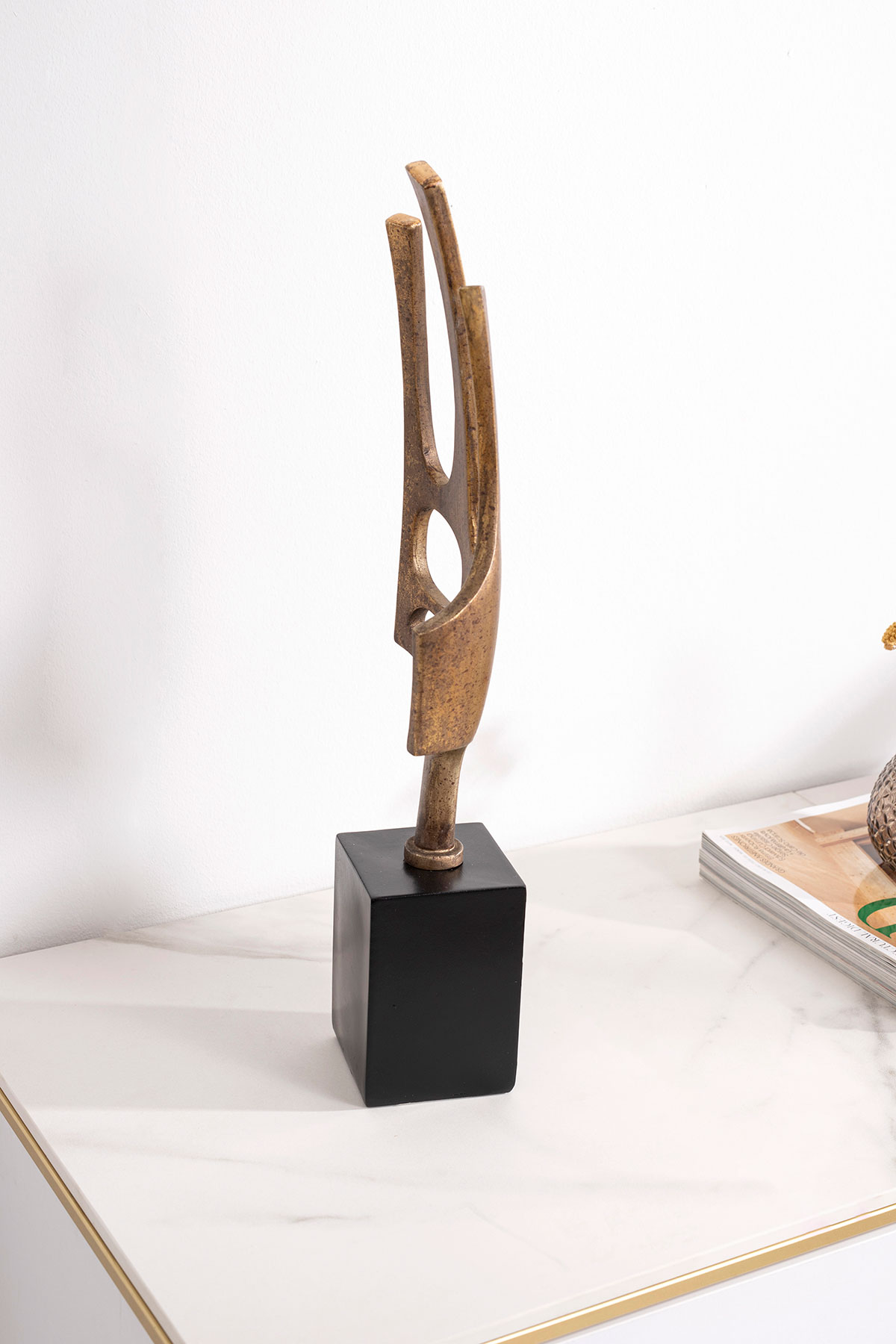 GDECO - Escultura polyresina, oro envejecido, base negro. 13x45x8 cm