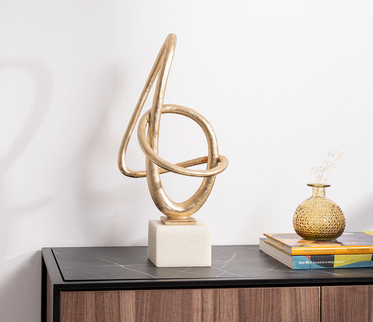 GDECO - Escultura polyresina, lacado oro, base blanco. 22x49x22 cm - Imagen 4