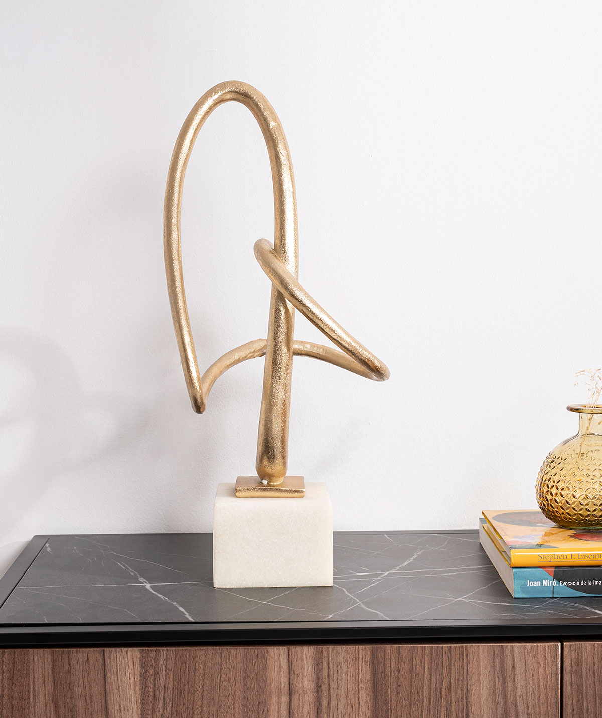 GDECO - Escultura polyresina, lacado oro, base blanco. 22x49x22 cm - Imagen 3