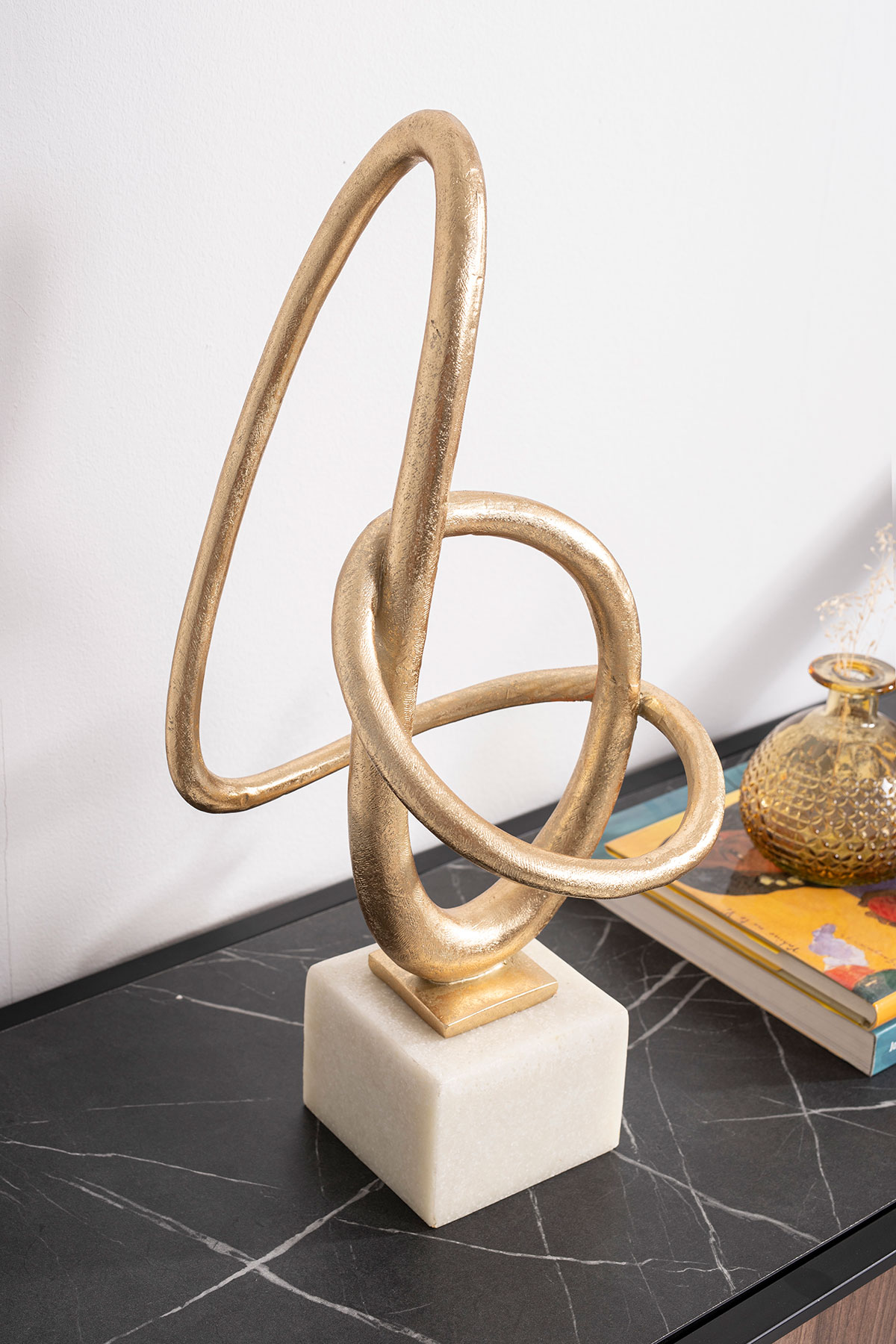 Alternative view of GDECO - Escultura polyresina, lacado oro, base blanco. 22x49x22 cm