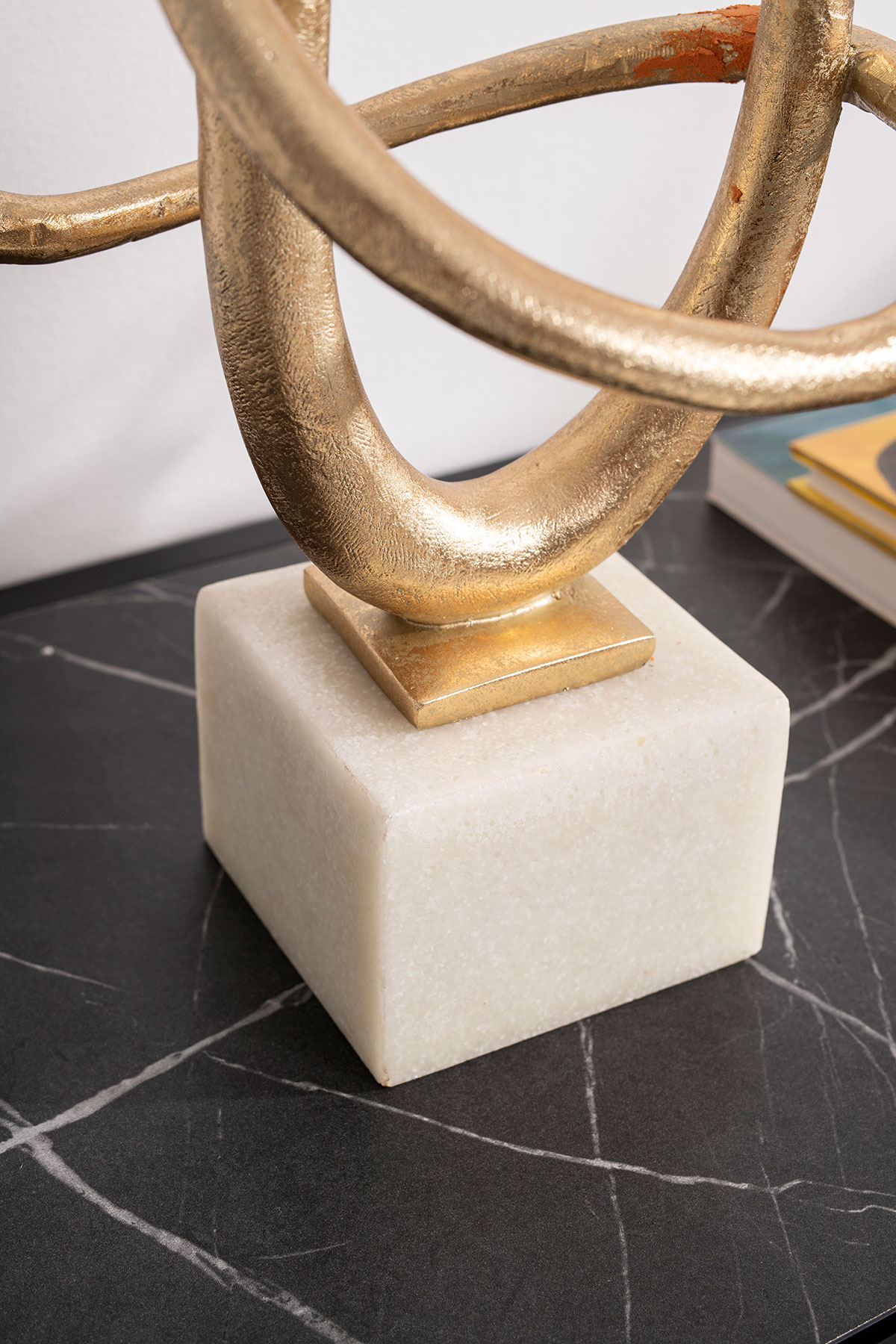 GDECO - Escultura polyresina, lacado oro, base blanco. 22x49x22 cm