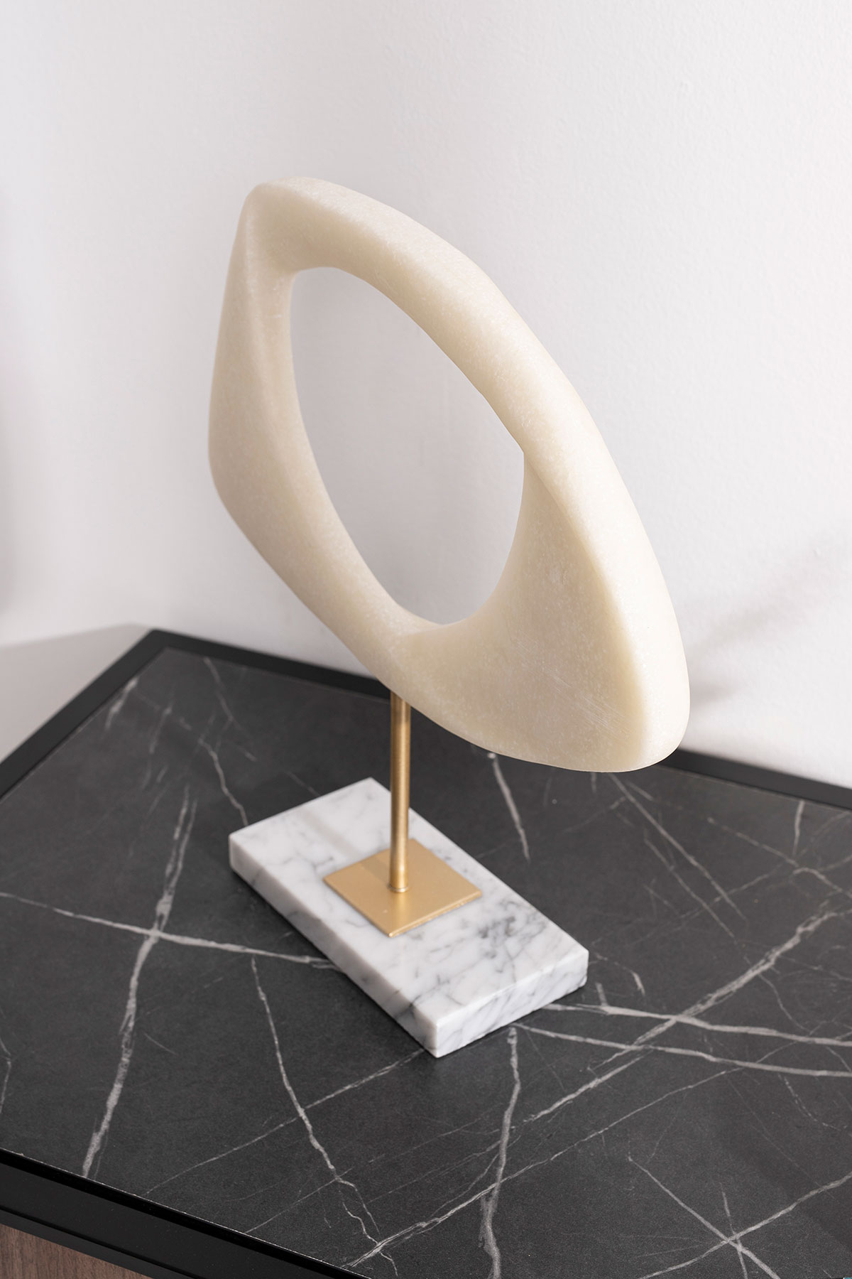 Alternative view of GDECO - Escultura polyresina efecto piedra blanca, base metal dorado y mármol blano. 31x33x8 cm