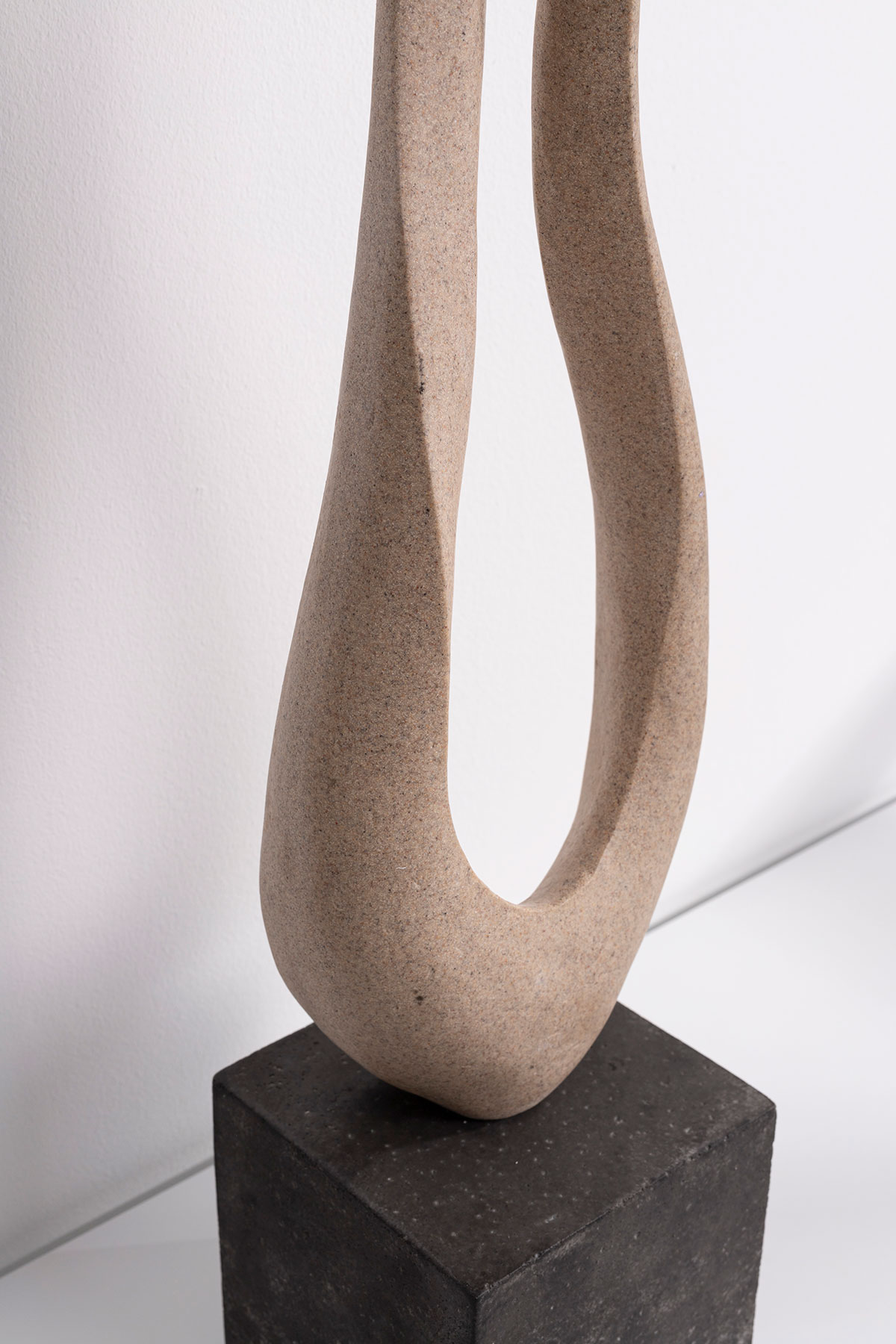 GDECO - Escultura polyresina efecto piedra tono tierra, base negro. 17x71x15 cm - Imagen 4