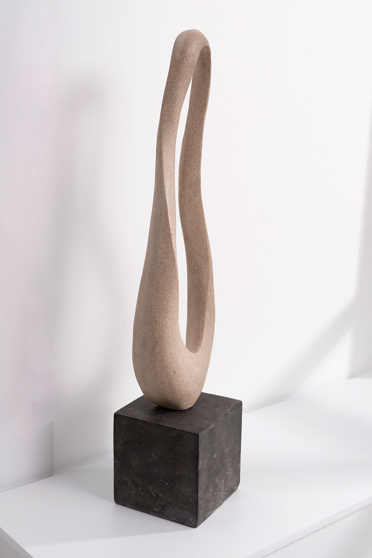 GDECO - Escultura polyresina efecto piedra tono tierra, base negro. 17x71x15 cm - Imagen 3