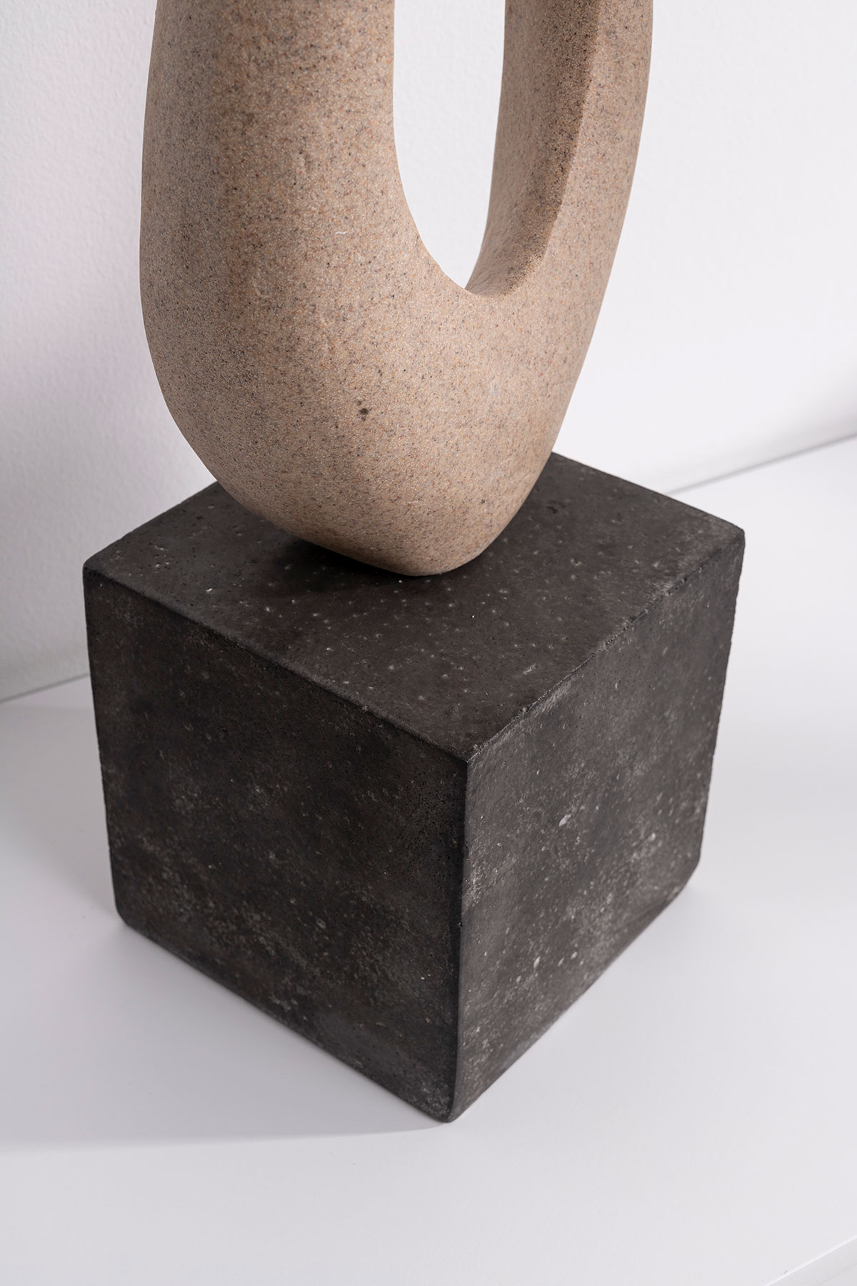 Alternative view of GDECO - Escultura polyresina efecto piedra tono tierra, base negro. 17x71x15 cm