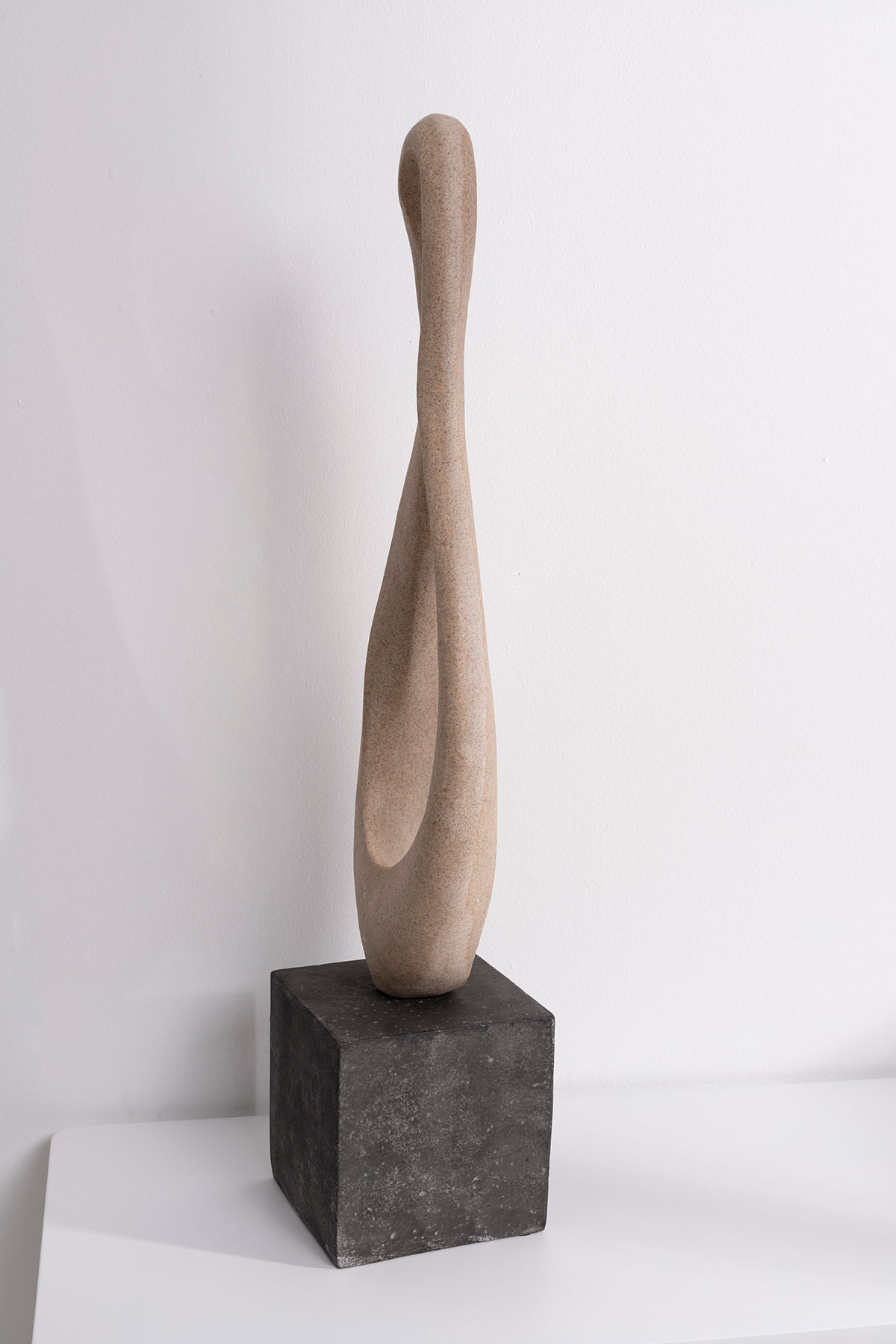 GDECO - Escultura polyresina efecto piedra tono tierra, base negro. 17x71x15 cm