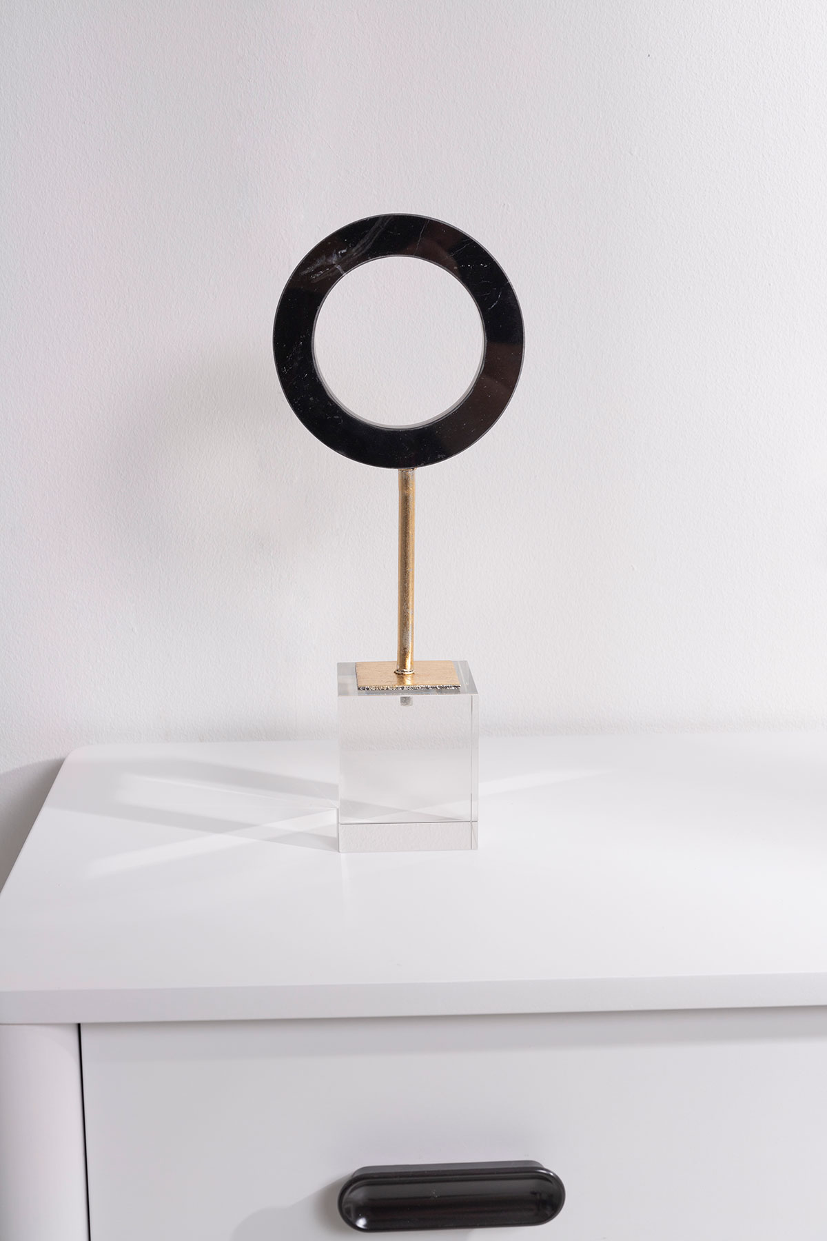 GDECO - Escultura circulo mármol negro, pie dorado con base metraquilato transparente. 12x31x7 cm - Imagen 4