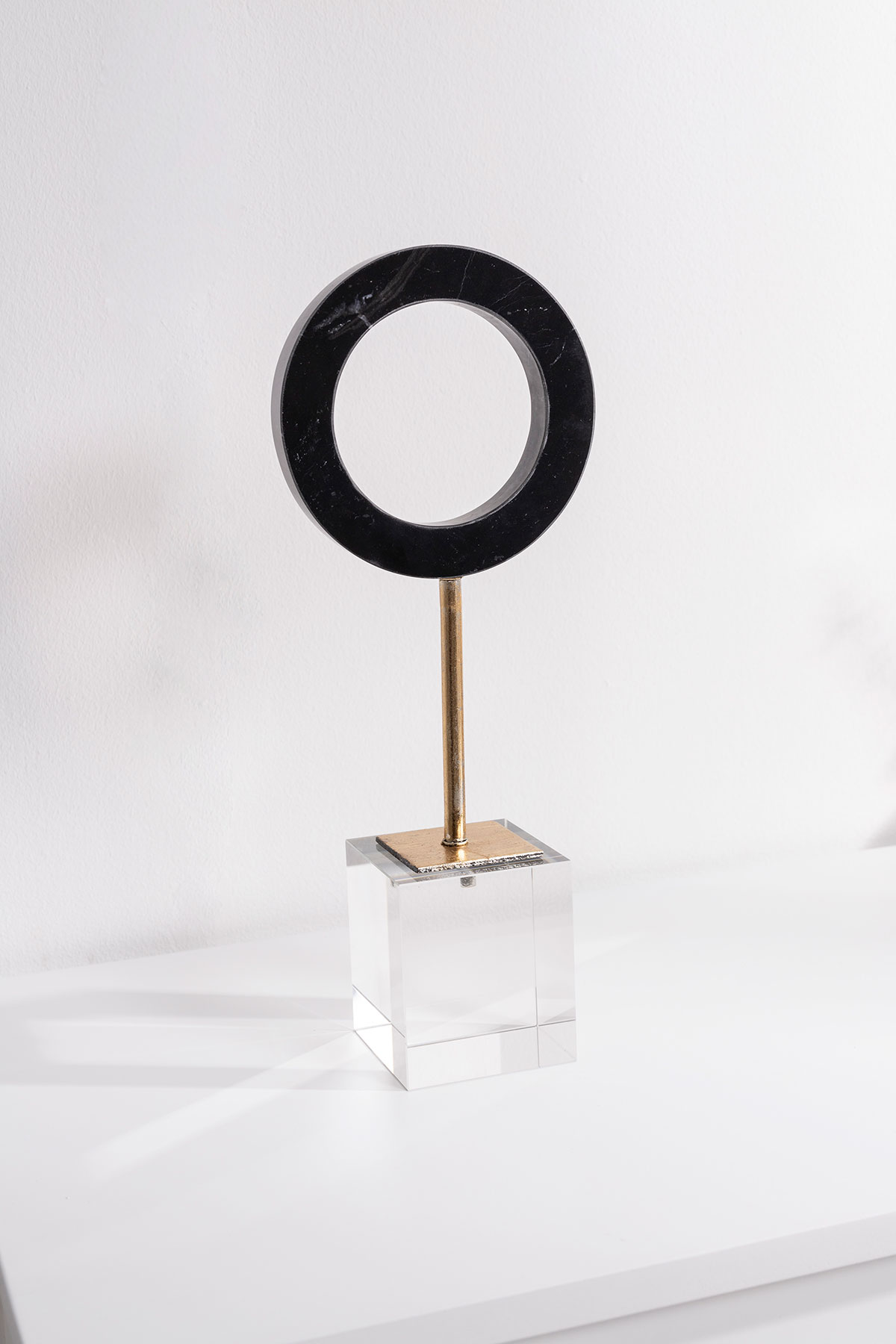 GDECO - Escultura circulo mármol negro, pie dorado con base metraquilato transparente. 12x31x7 cm - Imagen 3