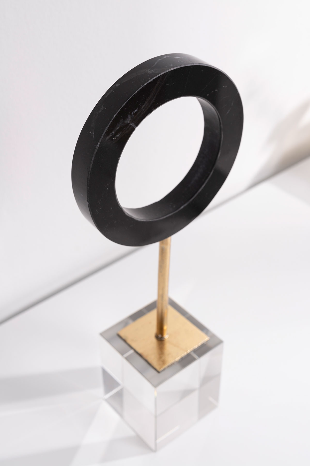 Alternative view of GDECO - Escultura circulo mármol negro, pie dorado con base metraquilato transparente. 12x31x7 cm