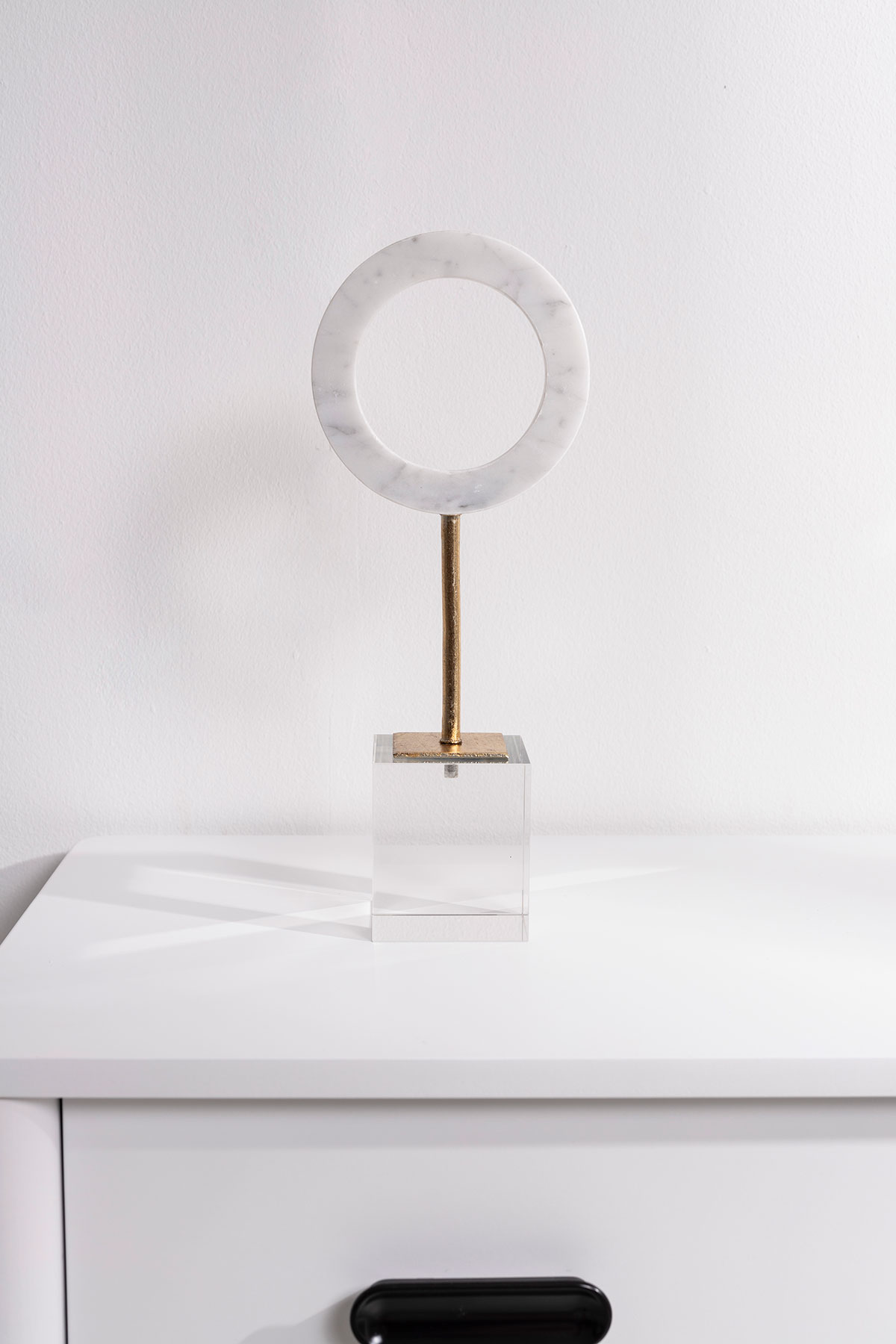 GDECO - Escultura circulo mármol blanco, pie dorado con base metraquilato transparente. 12x31x7 cm - Imagen 4