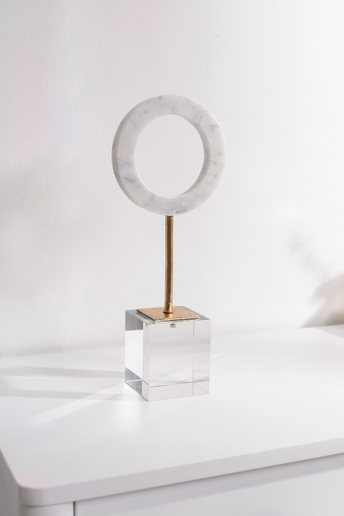 GDECO - Escultura circulo mármol blanco, pie dorado con base metraquilato transparente. 12x31x7 cm - Imagen 3