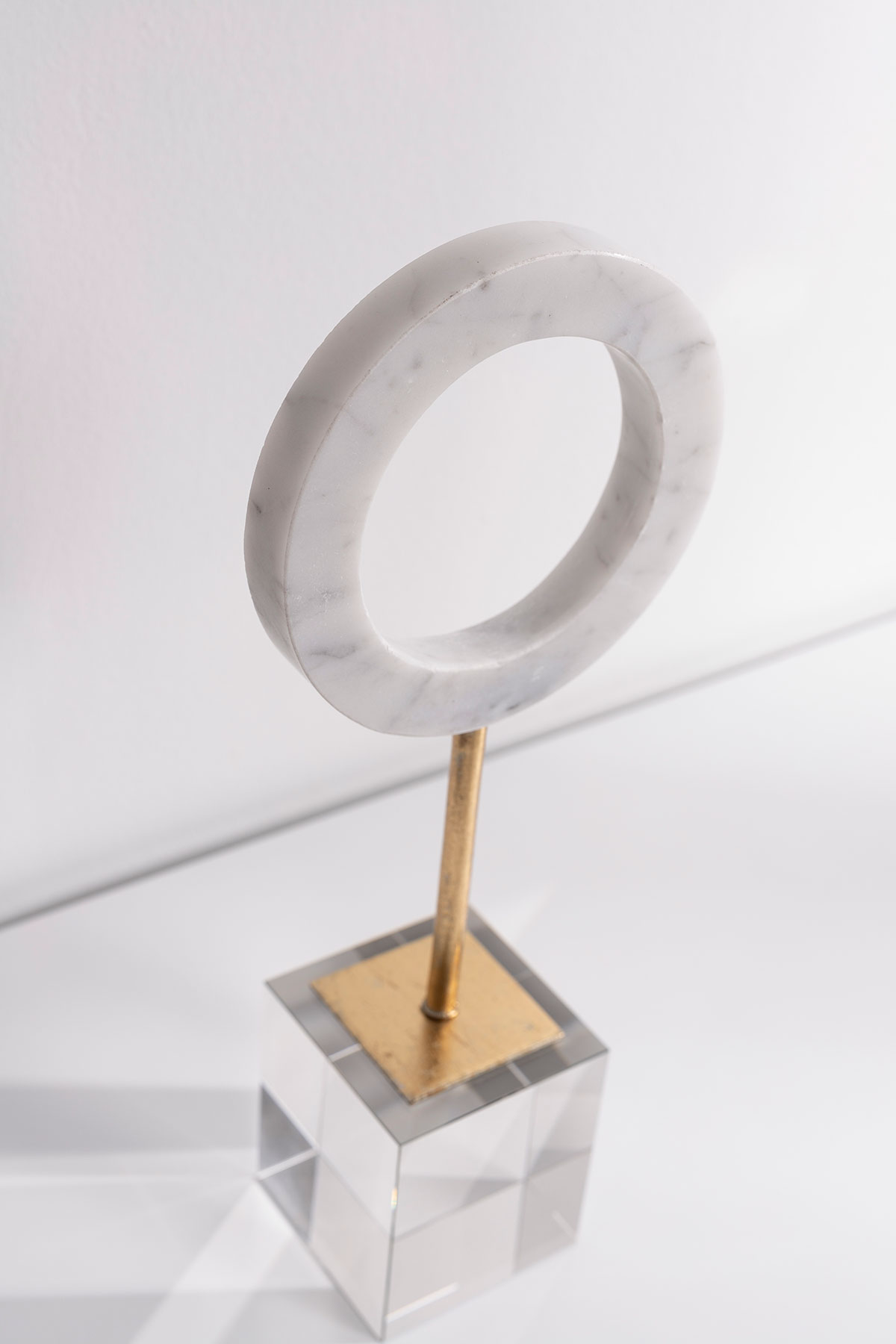 Alternative view of GDECO - Escultura circulo mármol blanco, pie dorado con base metraquilato transparente. 12x31x7 cm