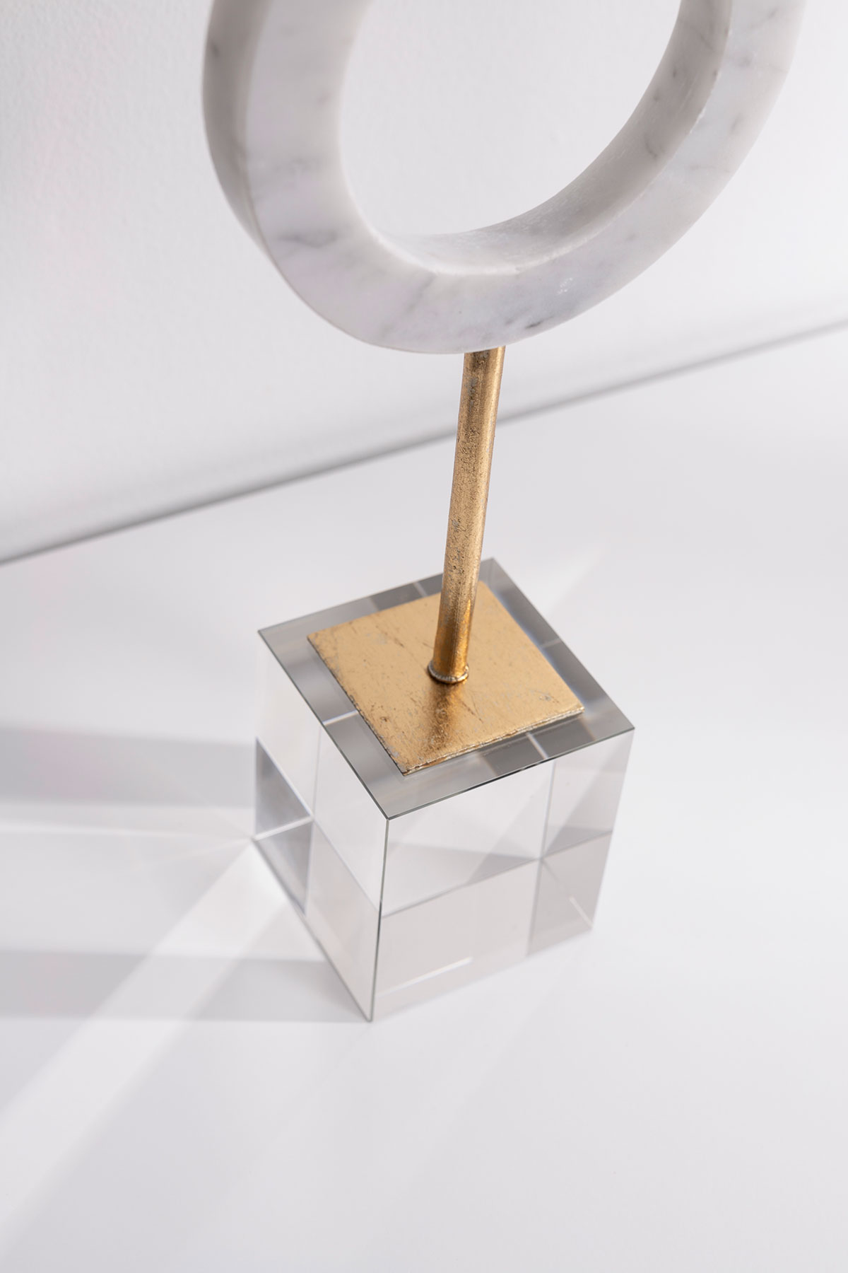 GDECO - Escultura circulo mármol blanco, pie dorado con base metraquilato transparente. 12x31x7 cm