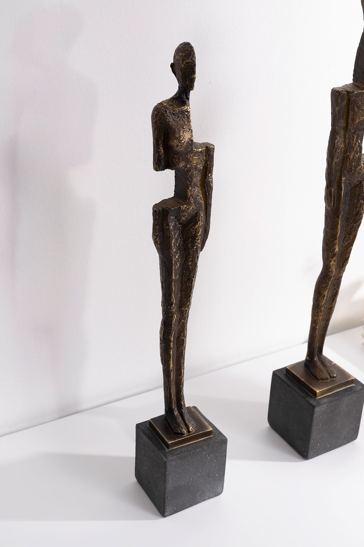 Alternative view of GDECO - Escultura polyresina, figura humana efecto bronze y pie efecto piedra gris. 8x48x8 cm