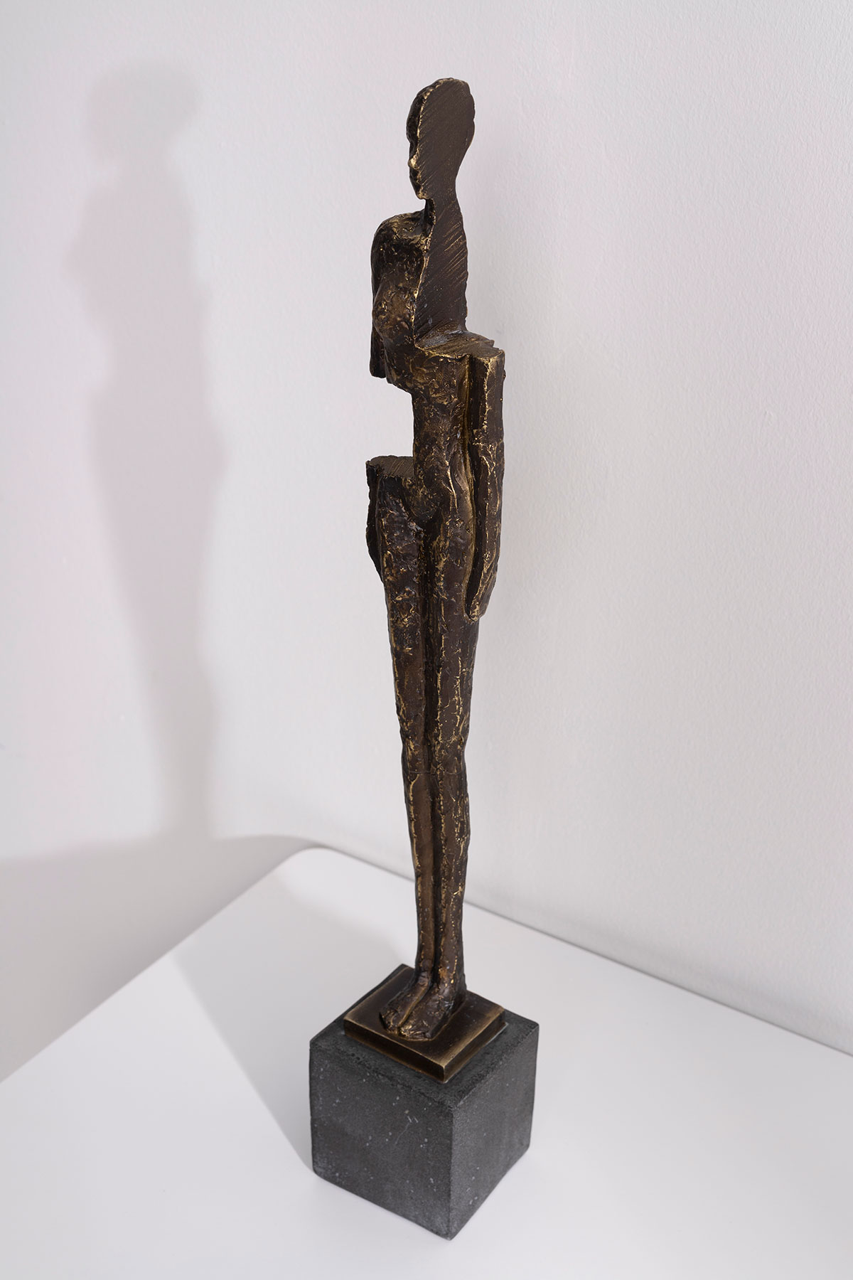 GDECO - Escultura polyresina, figura humana efecto bronze y pie efecto piedra gris. 8x48x8 cm