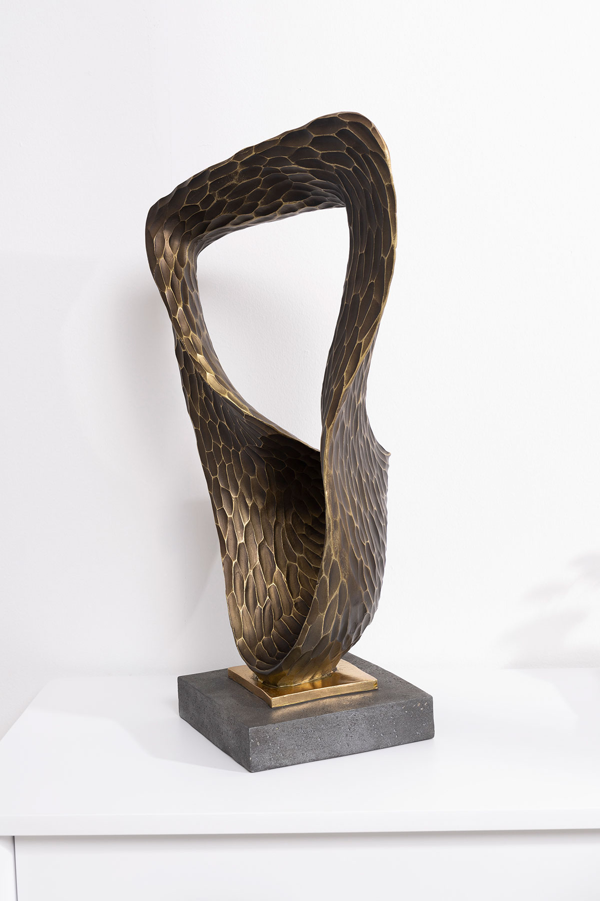 Alternative view of GDECO - Escultura polyresina, figura efecto bronze y pie efecto piedra gris. 30x50x20 cm