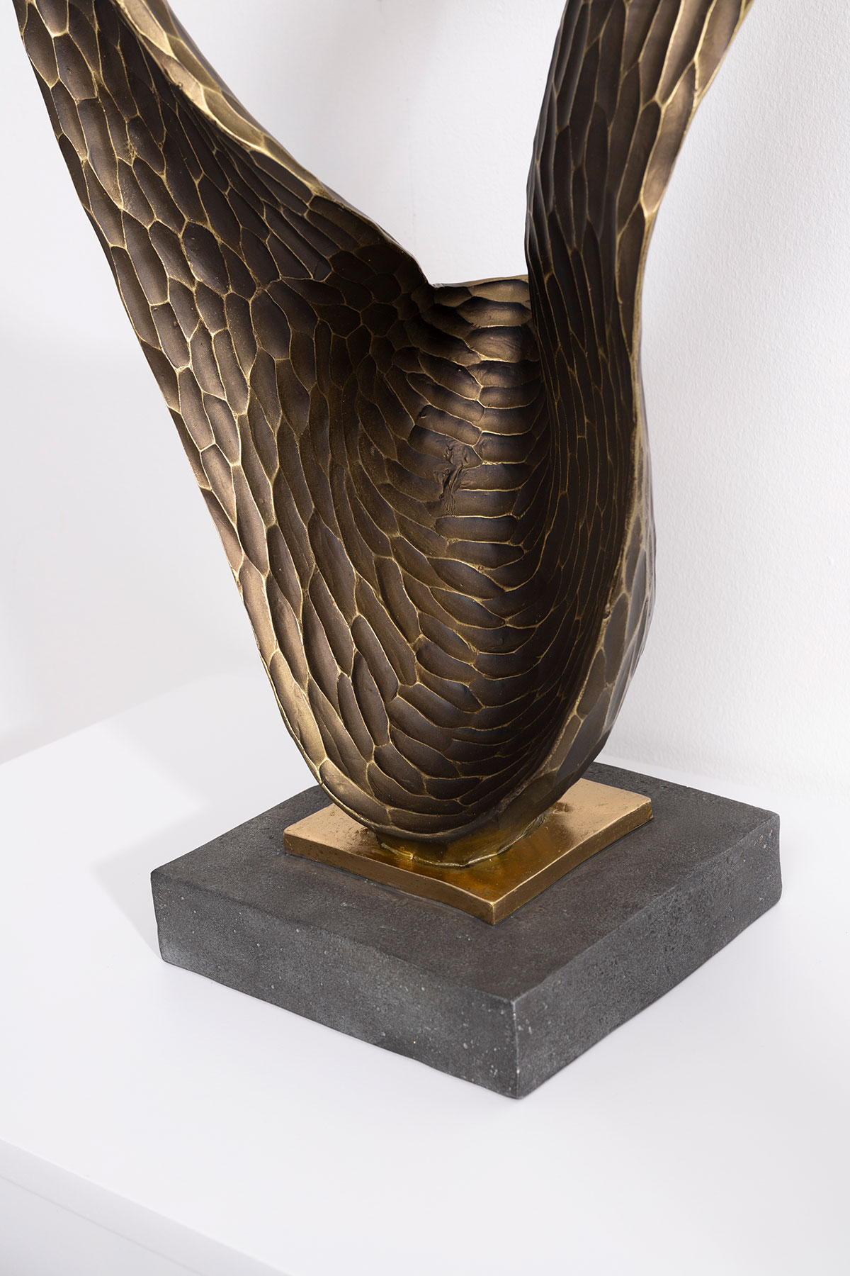 GDECO - Escultura polyresina, figura efecto bronze y pie efecto piedra gris. 30x50x20 cm