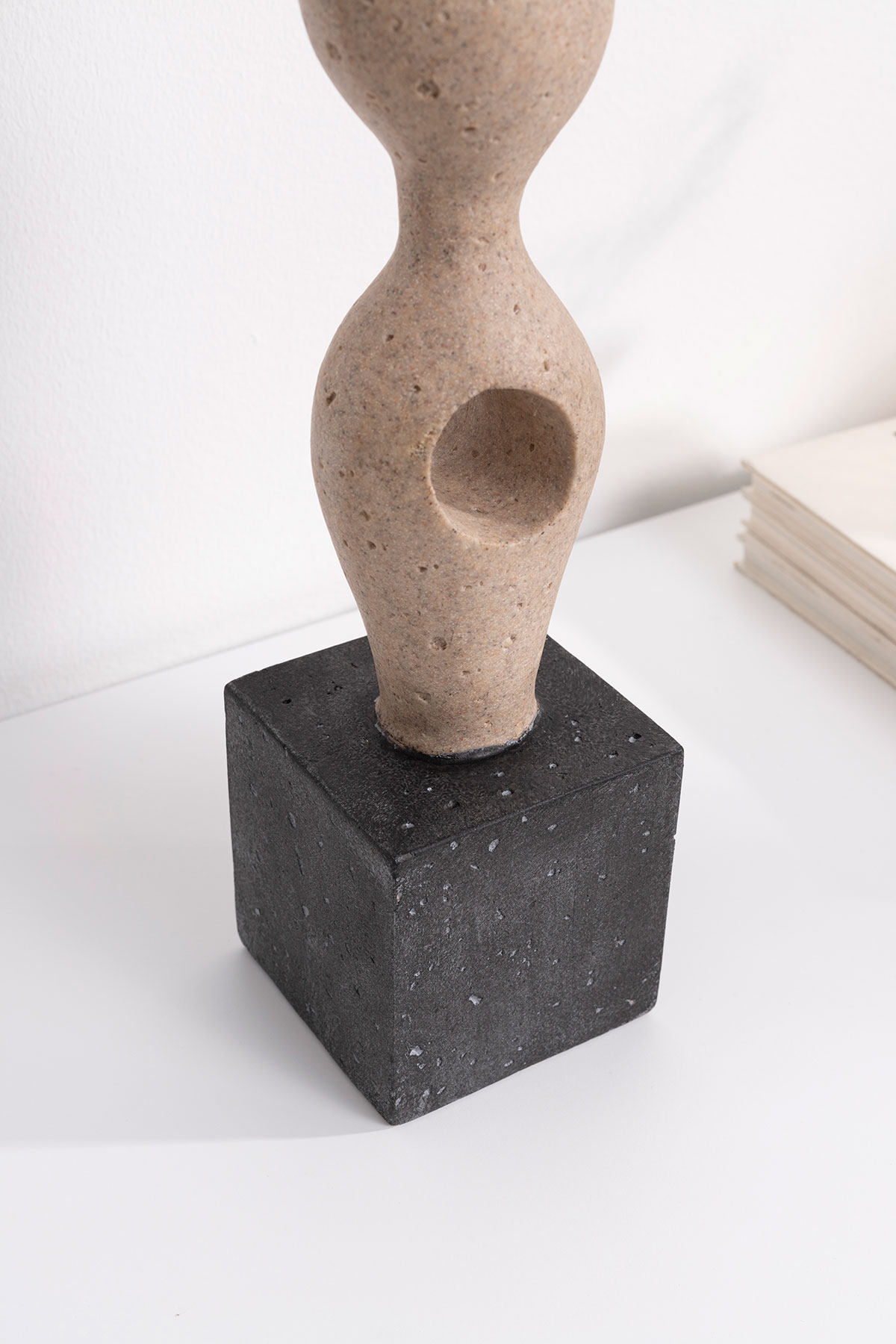 GDECO - Escultura polyresina efecto piedra tonos tierra. 12x51x8 cm